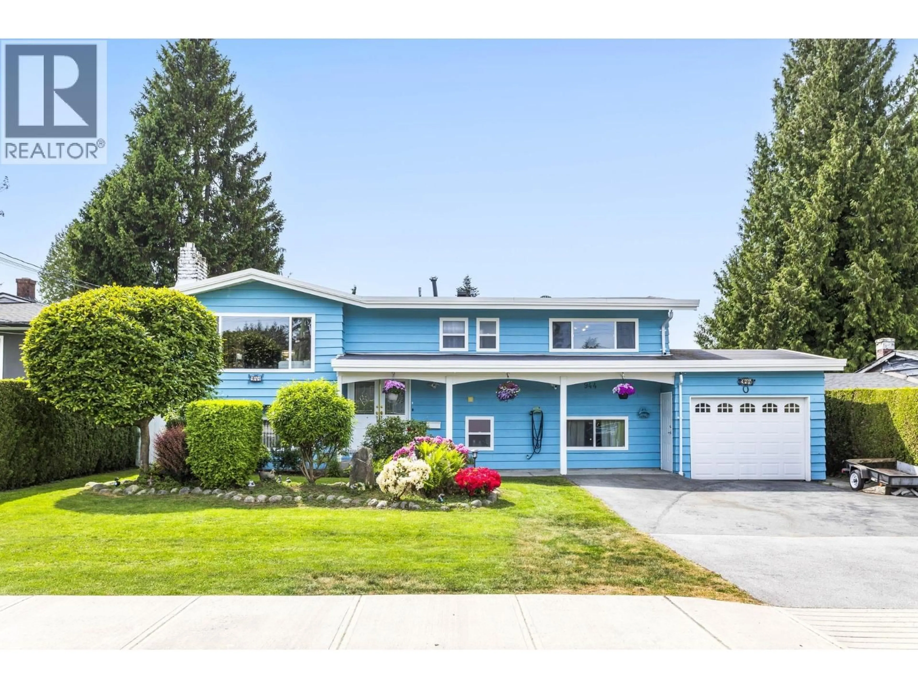 Home with vinyl exterior material, street for 944 PORTER STREET, Coquitlam British Columbia V3J5C2