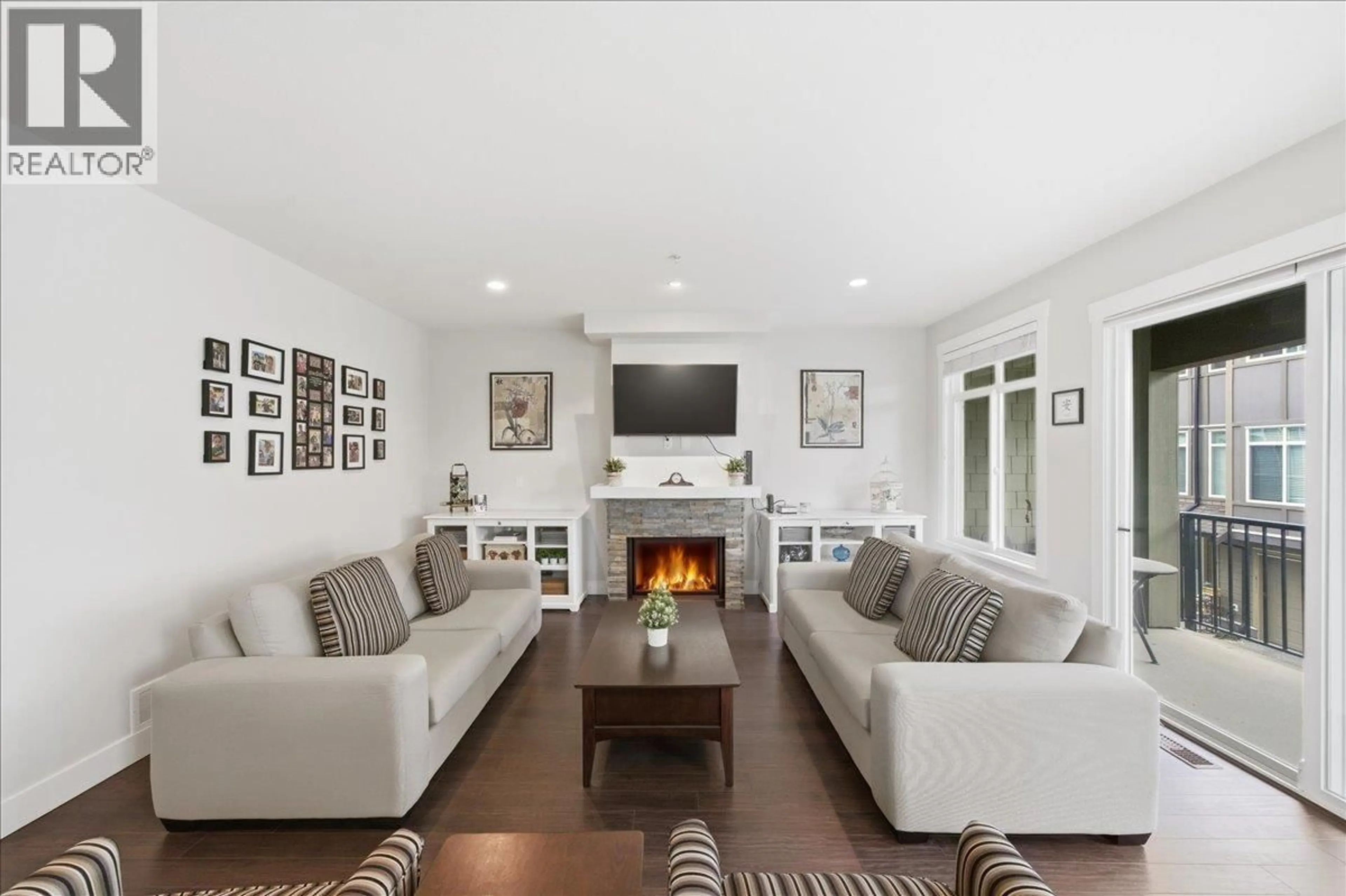 Living room with furniture, unknown for 61 - 22865 TELOSKY AVENUE, Maple Ridge British Columbia V2X8Z9