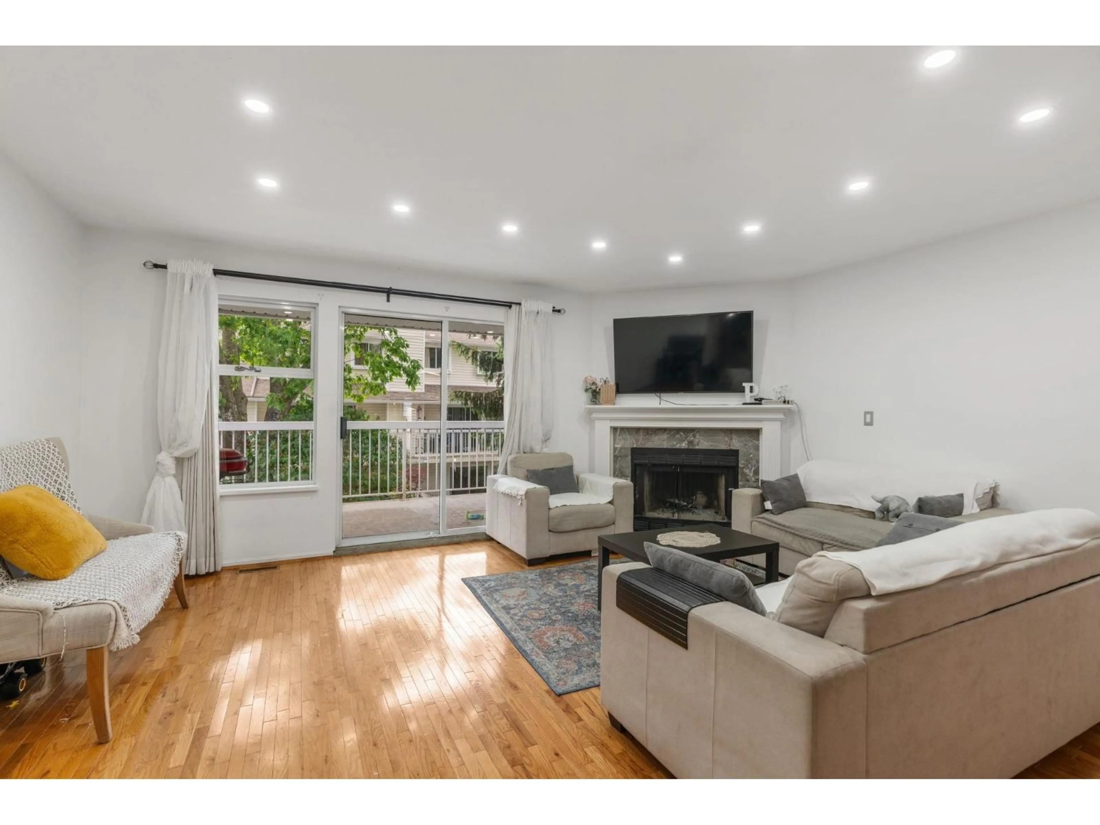 Living room with furniture, wood/laminate floor for 3 - 13981 70 AVENUE, Surrey British Columbia V3W0J8