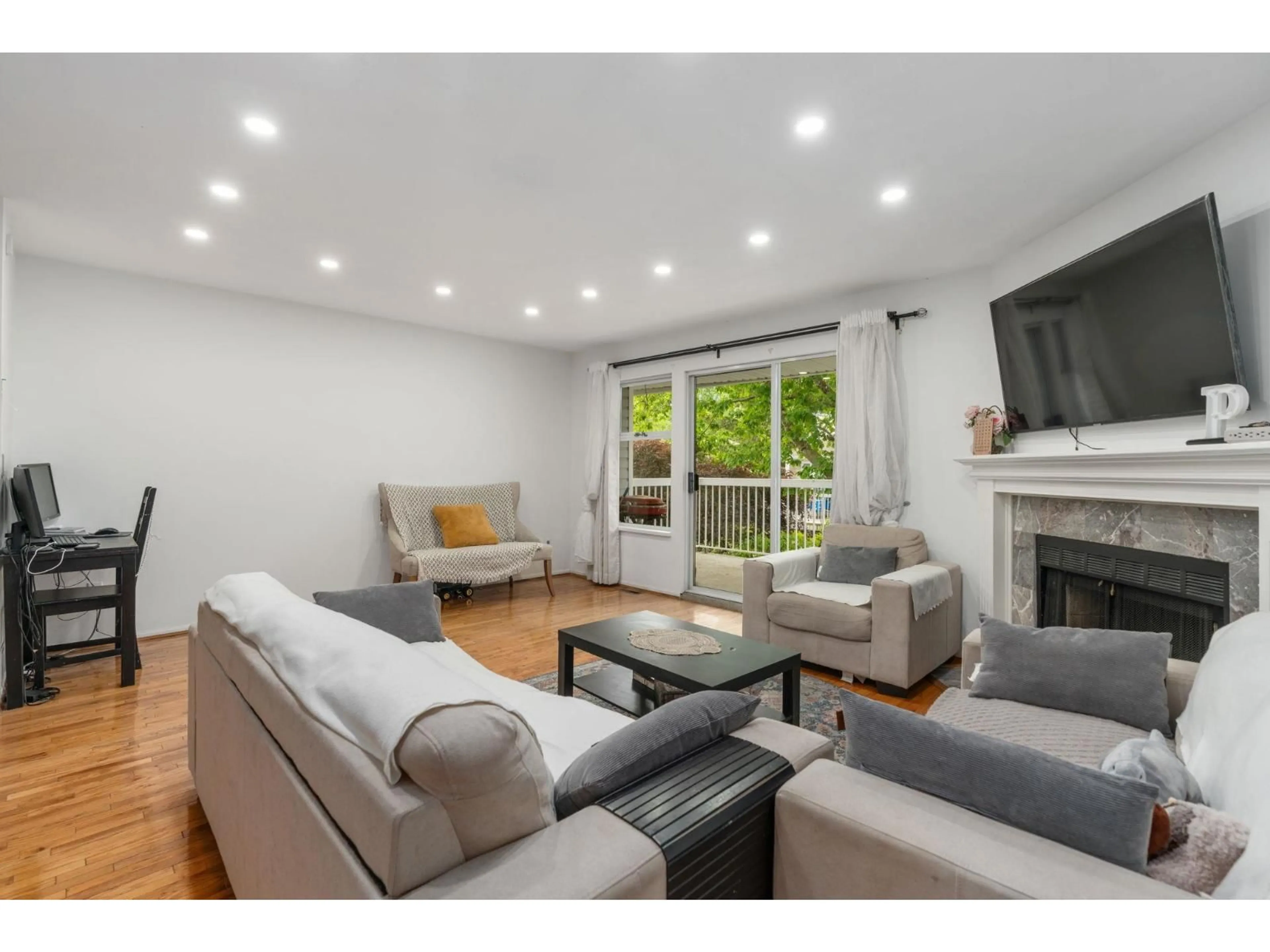 Living room with furniture, wood/laminate floor for 3 - 13981 70 AVENUE, Surrey British Columbia V3W0J8