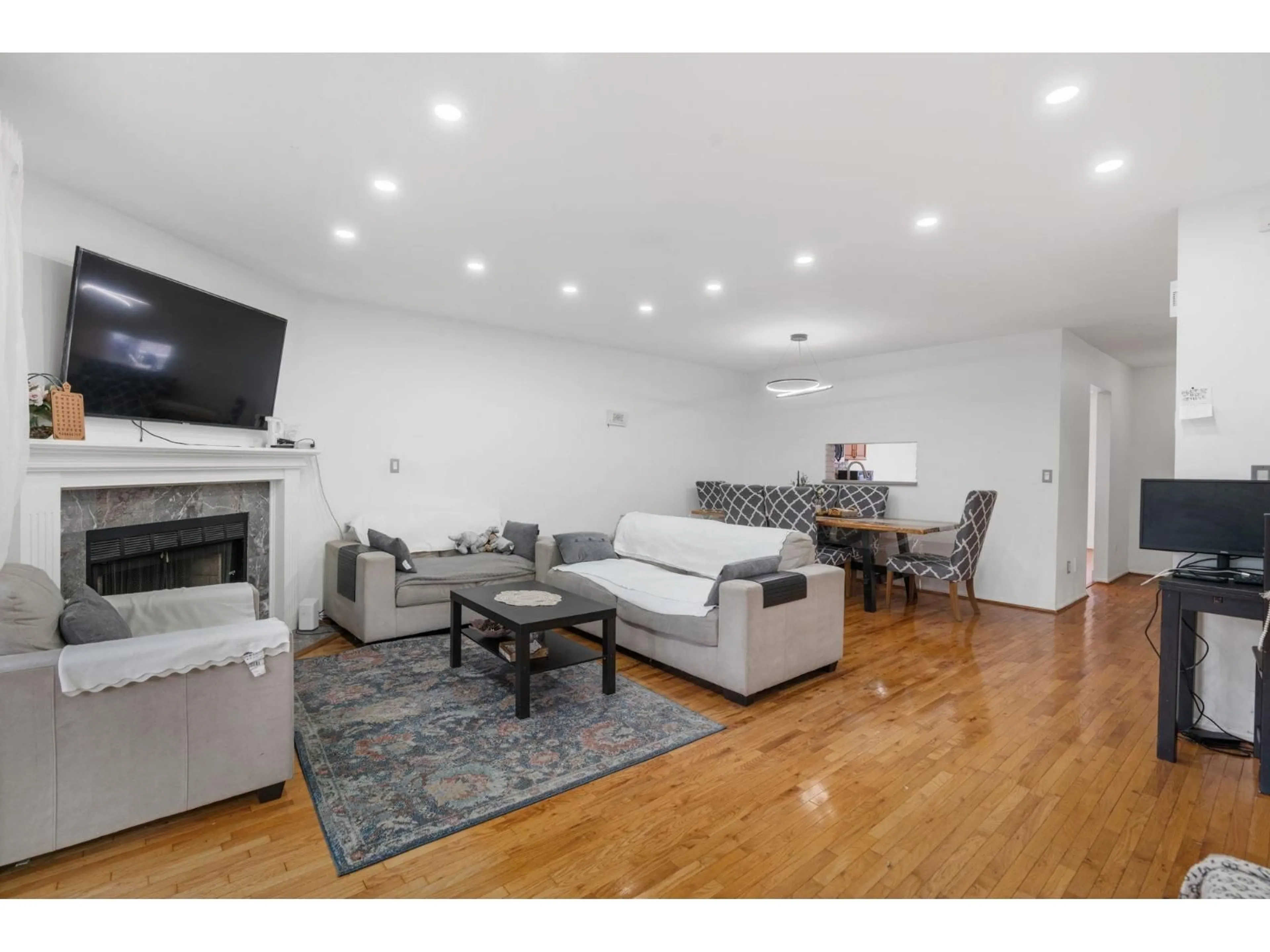 Living room with furniture, wood/laminate floor for 3 - 13981 70 AVENUE, Surrey British Columbia V3W0J8