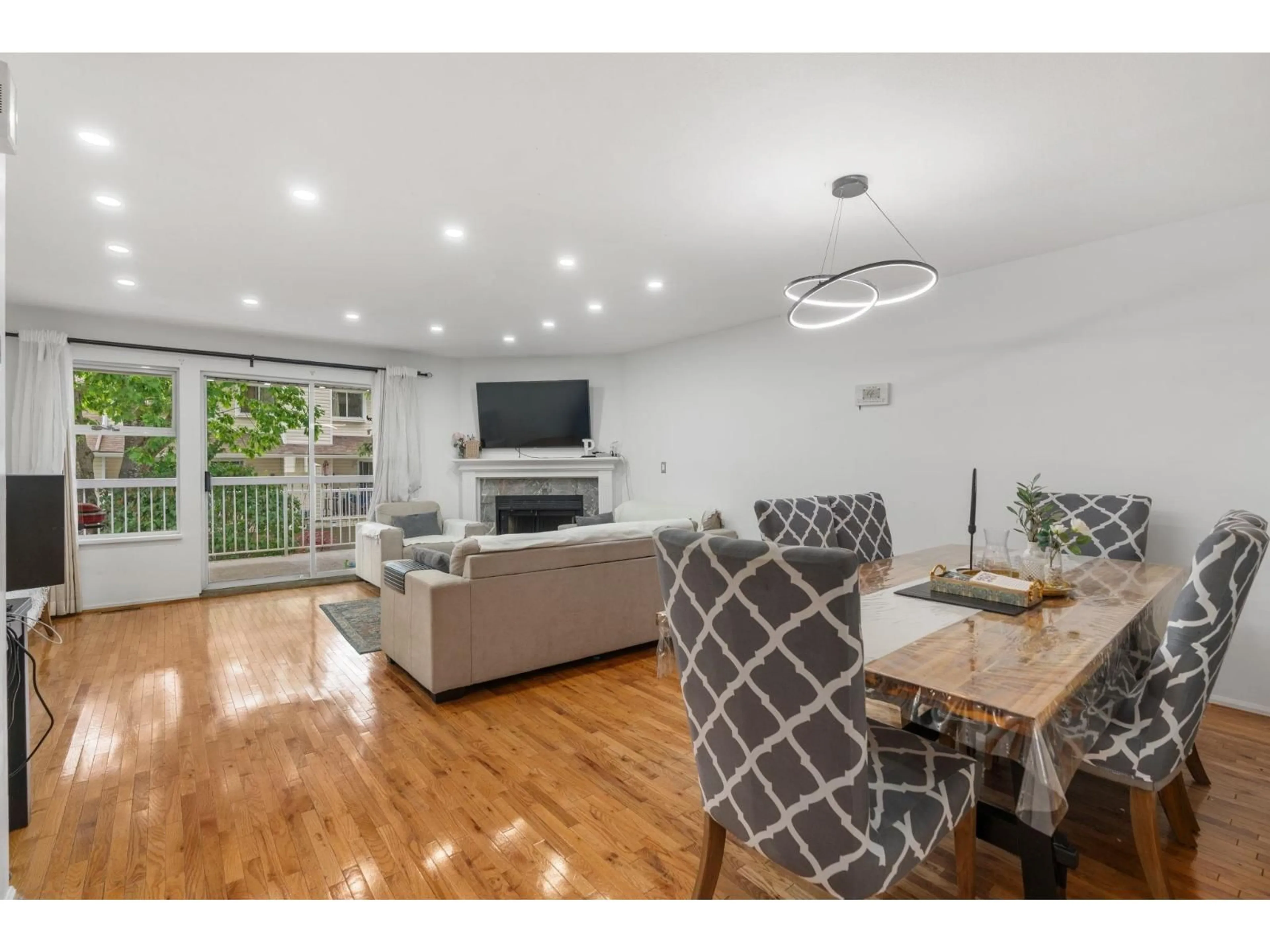 Living room with furniture, wood/laminate floor for 3 - 13981 70 AVENUE, Surrey British Columbia V3W0J8