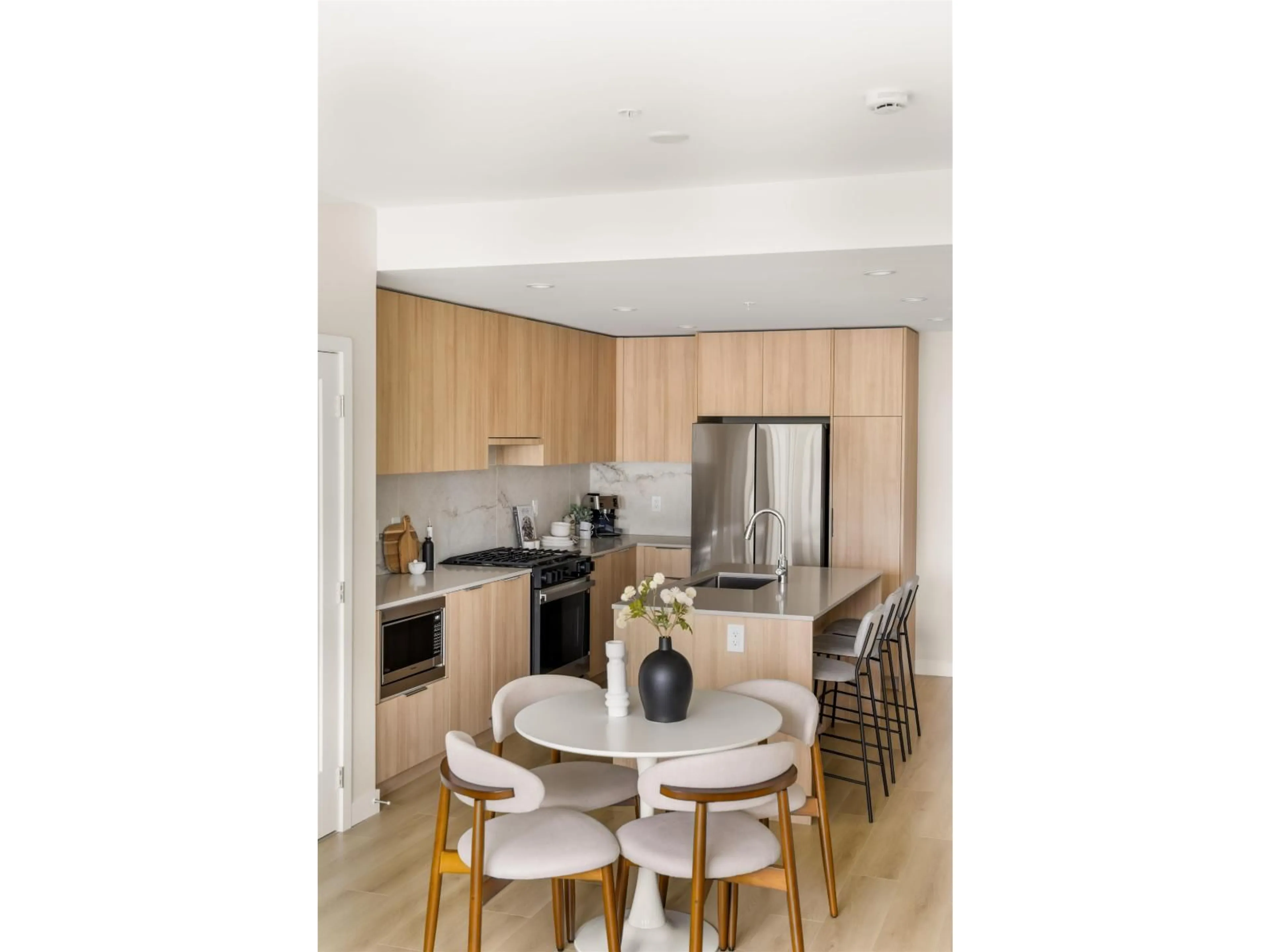Contemporary kitchen, wood/laminate floor for 613 - 20049B 82 AVENUE, Langley British Columbia V2Y4A6