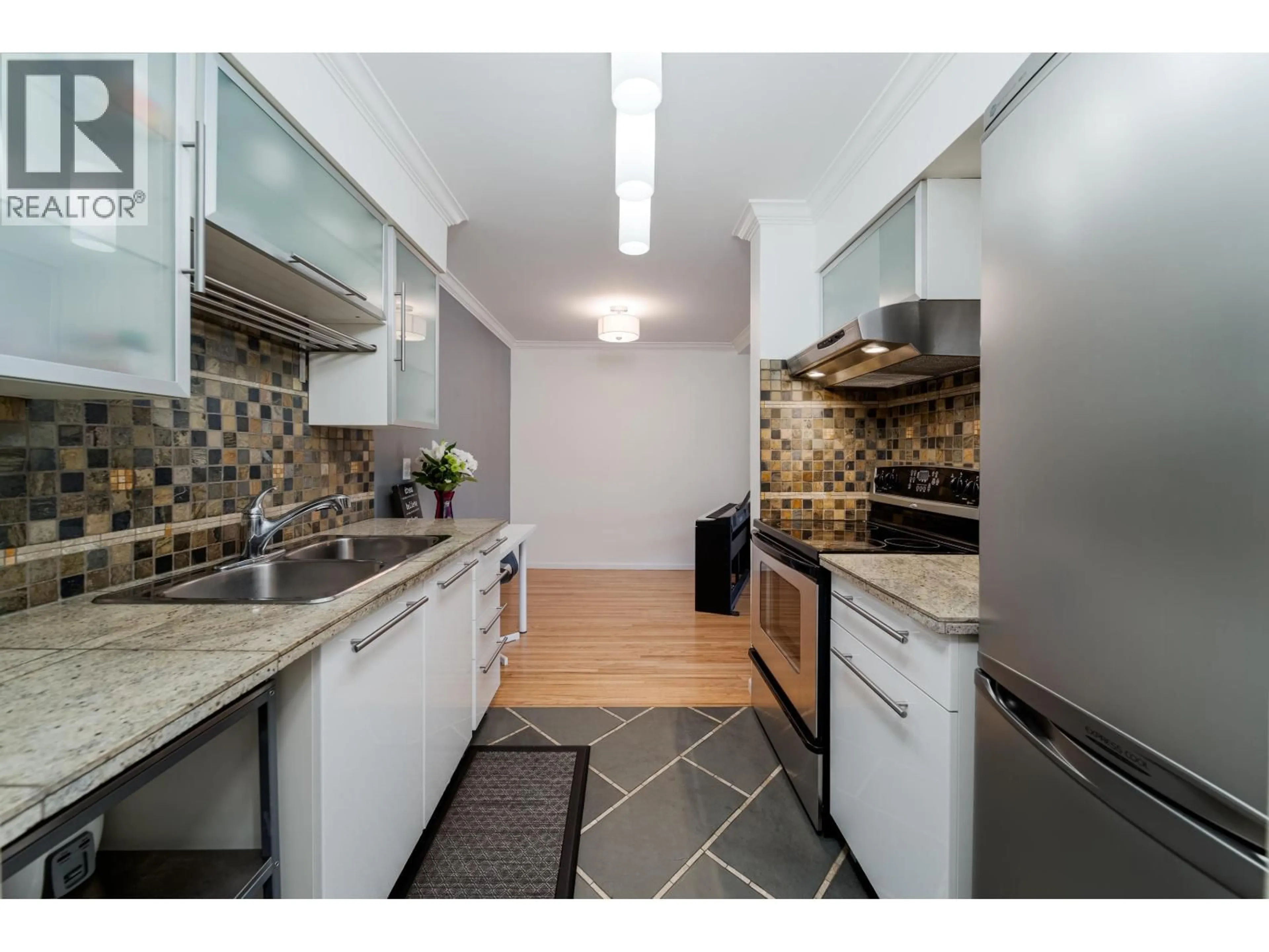 Standard kitchen, unknown for 52 - 2002 ST JOHNS STREET, Port Moody British Columbia V4H2A2
