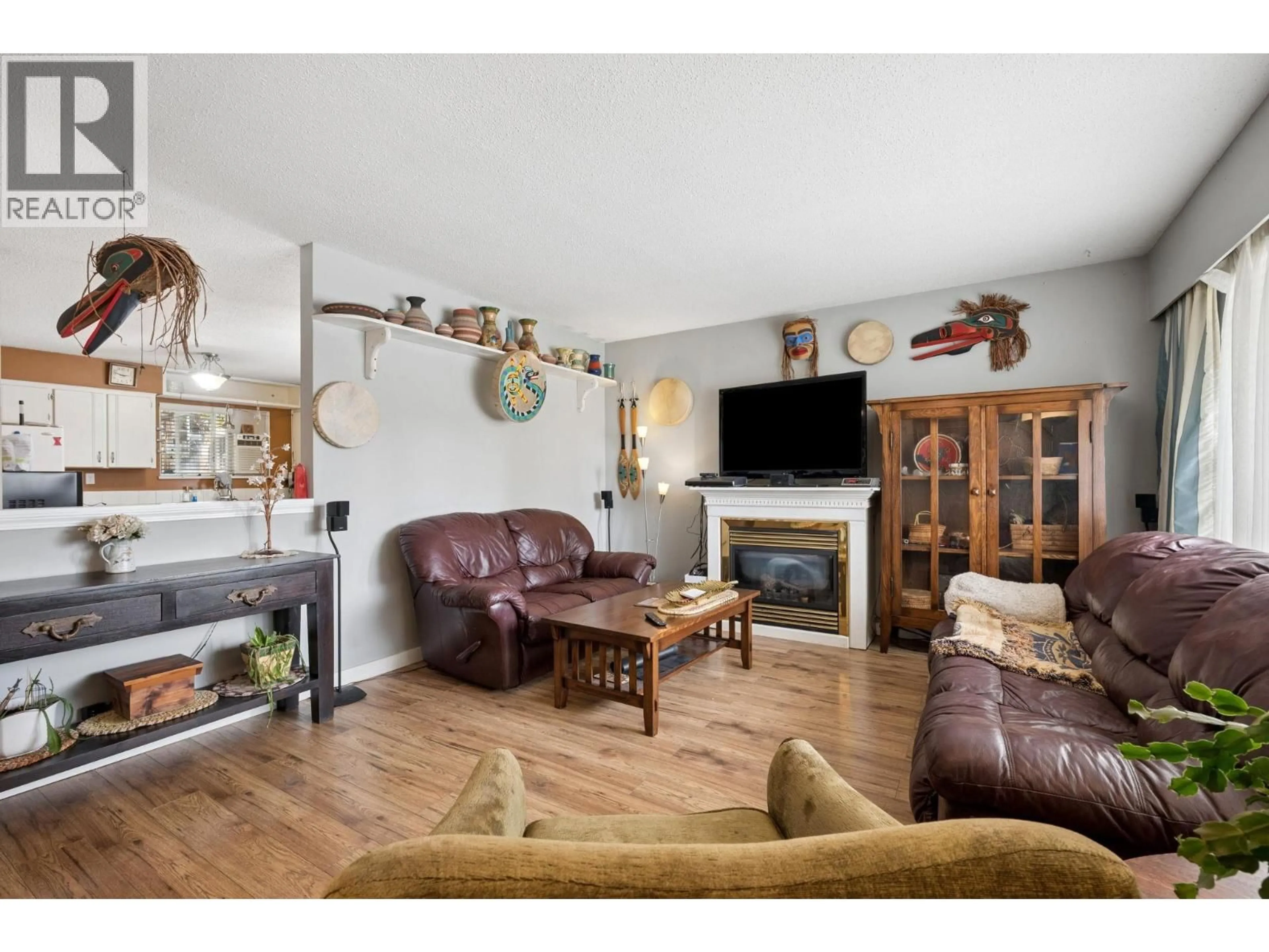 Living room with furniture, wood/laminate floor for 5120 59A STREET, Delta British Columbia V4K3K2