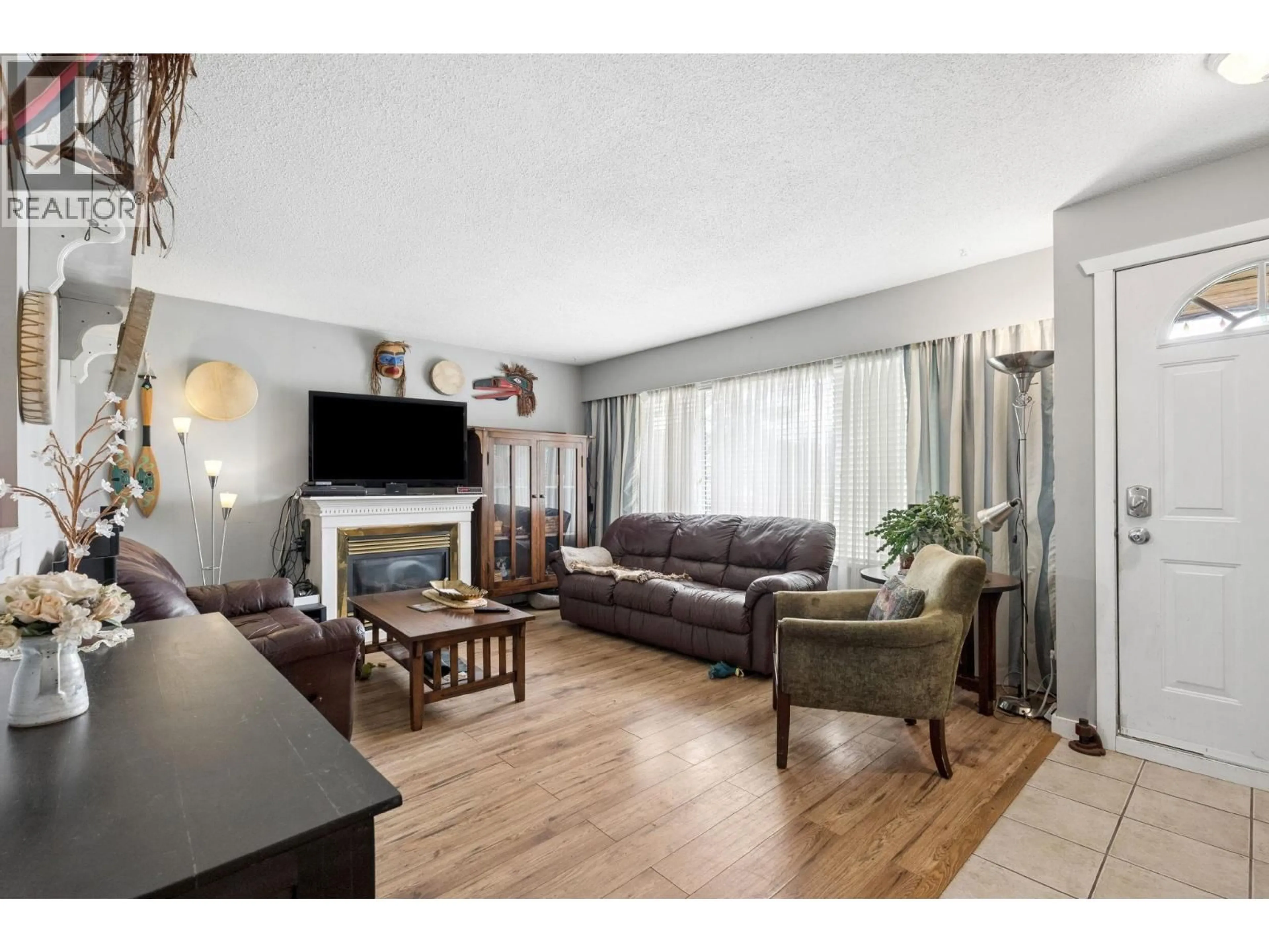 Living room with furniture, wood/laminate floor for 5120 59A STREET, Delta British Columbia V4K3K2