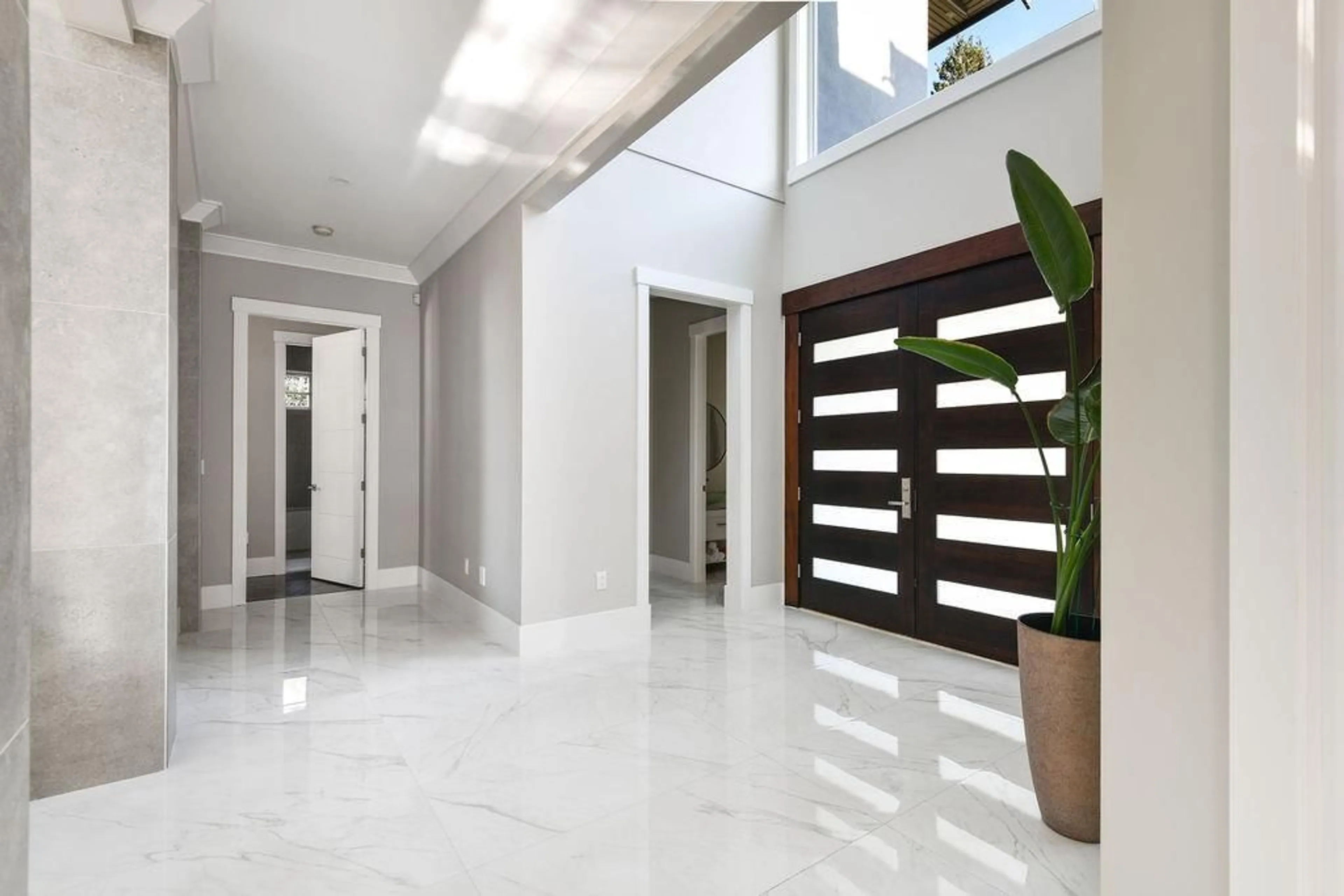 Indoor foyer for 18171 29A AVENUE, Surrey British Columbia V3Z9V2