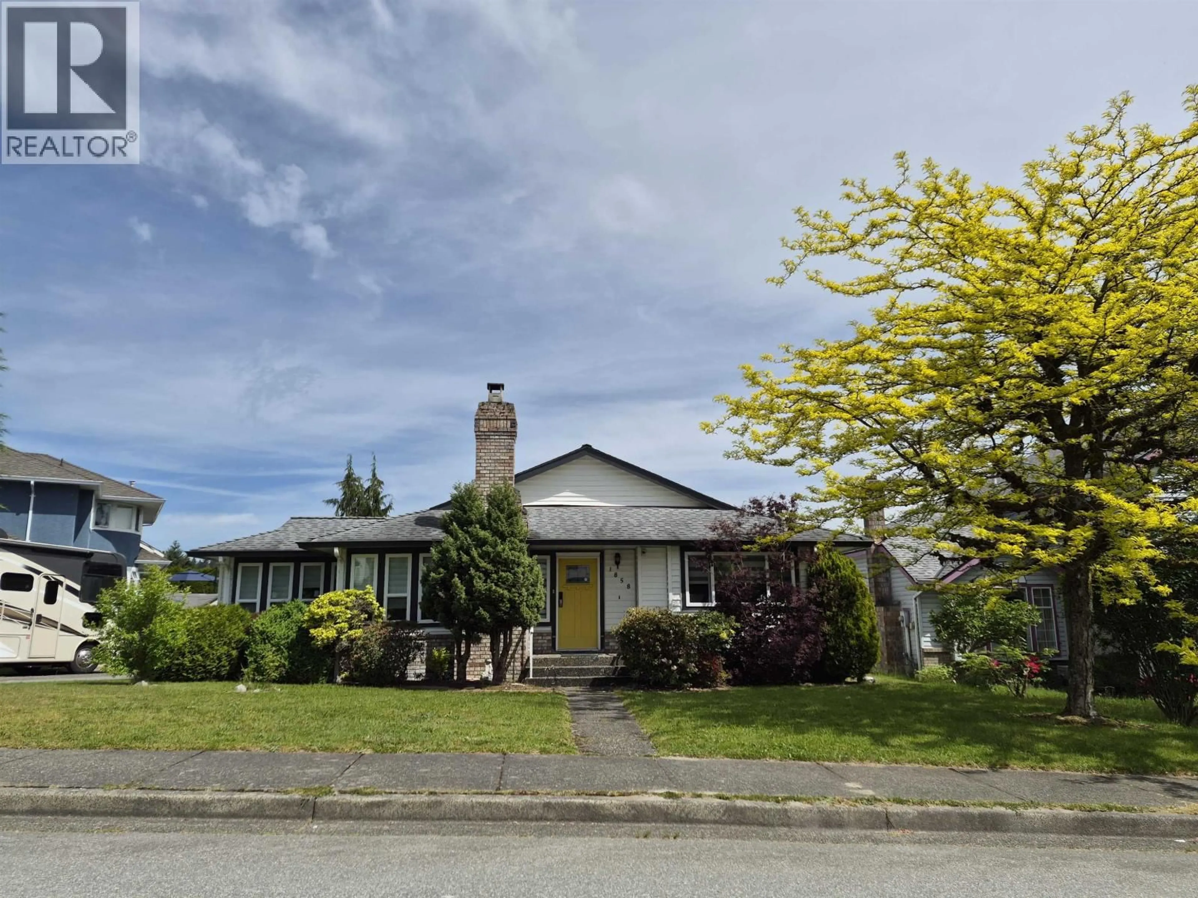 A pic from outside/outdoor area/front of a property/back of a property/a pic from drone, street for 1858 WALNUT CRESCENT, Coquitlam British Columbia V3J7S9