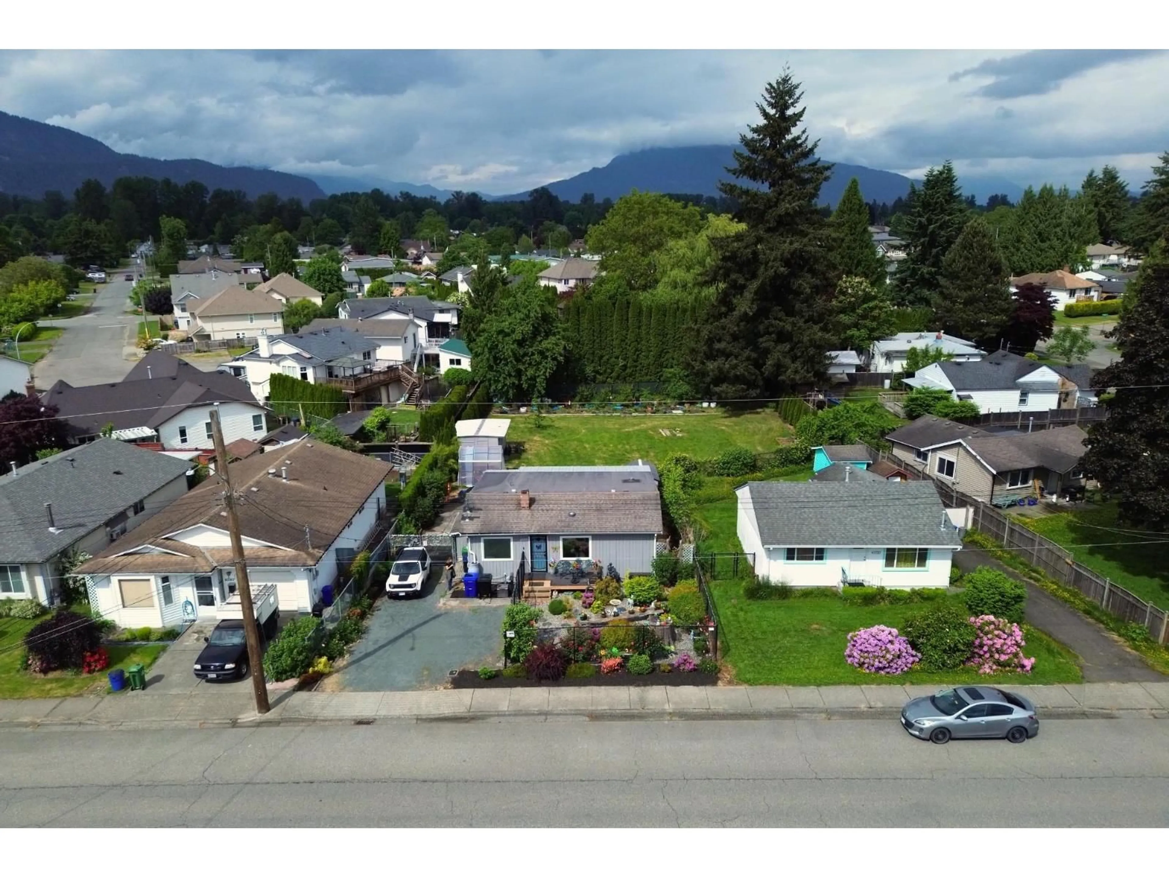 A pic from outside/outdoor area/front of a property/back of a property/a pic from drone, mountain view for 45573 WELLINGTON AVENUE, Chilliwack British Columbia V2P2E8
