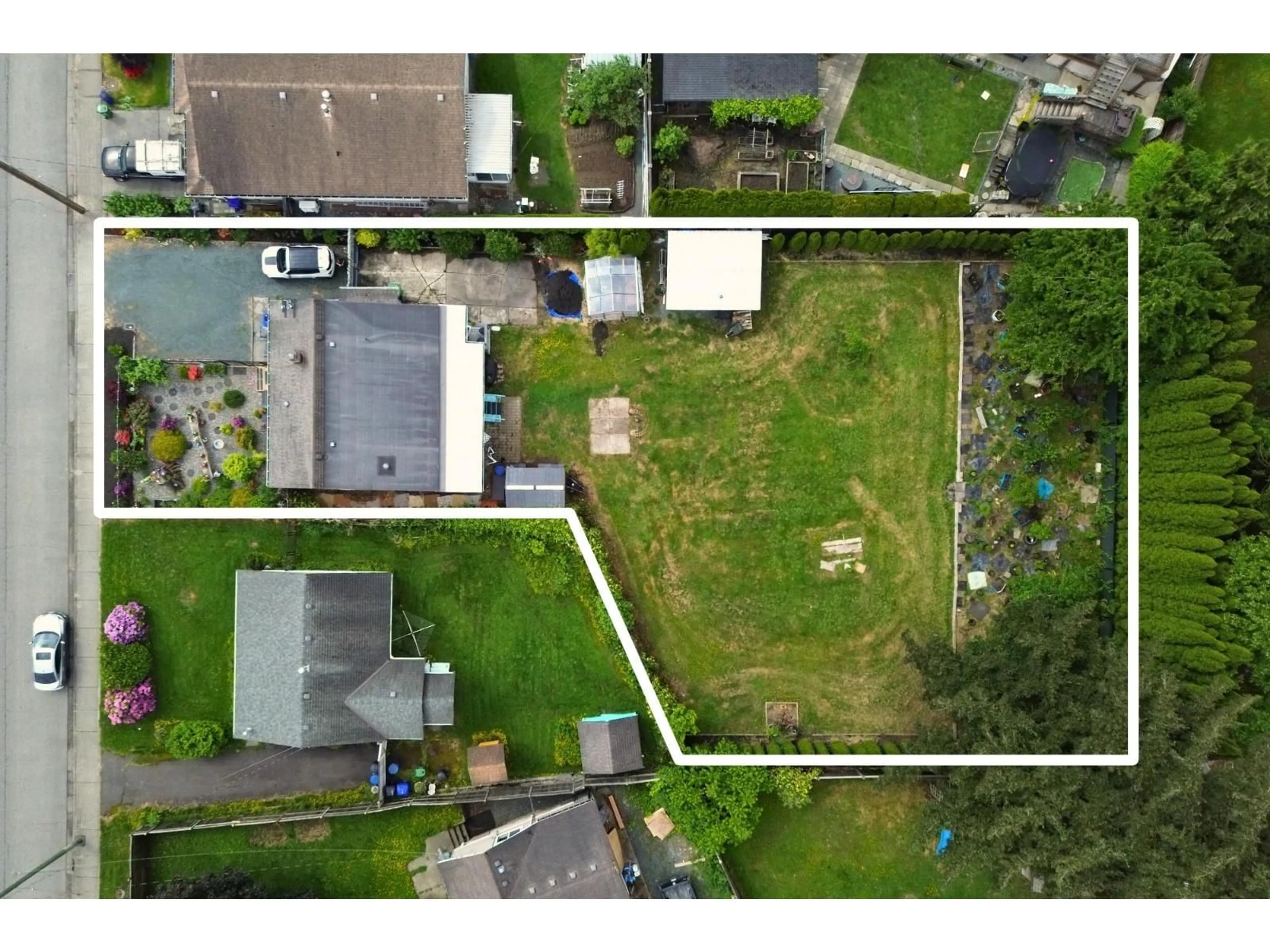 A pic from outside/outdoor area/front of a property/back of a property/a pic from drone, street for 45573 WELLINGTON AVENUE, Chilliwack British Columbia V2P2E8
