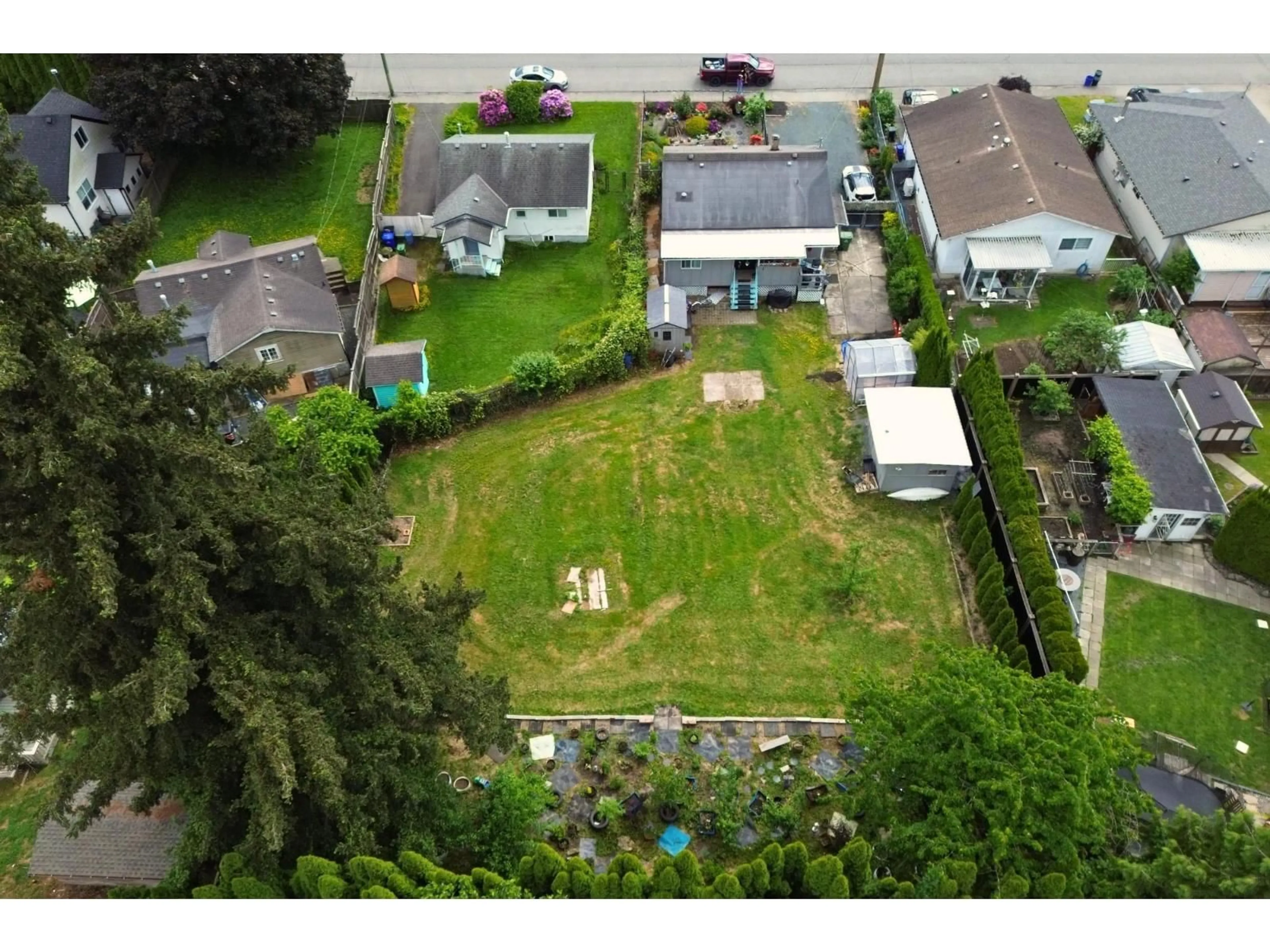 A pic from outside/outdoor area/front of a property/back of a property/a pic from drone, street for 45573 WELLINGTON AVENUE, Chilliwack British Columbia V2P2E8