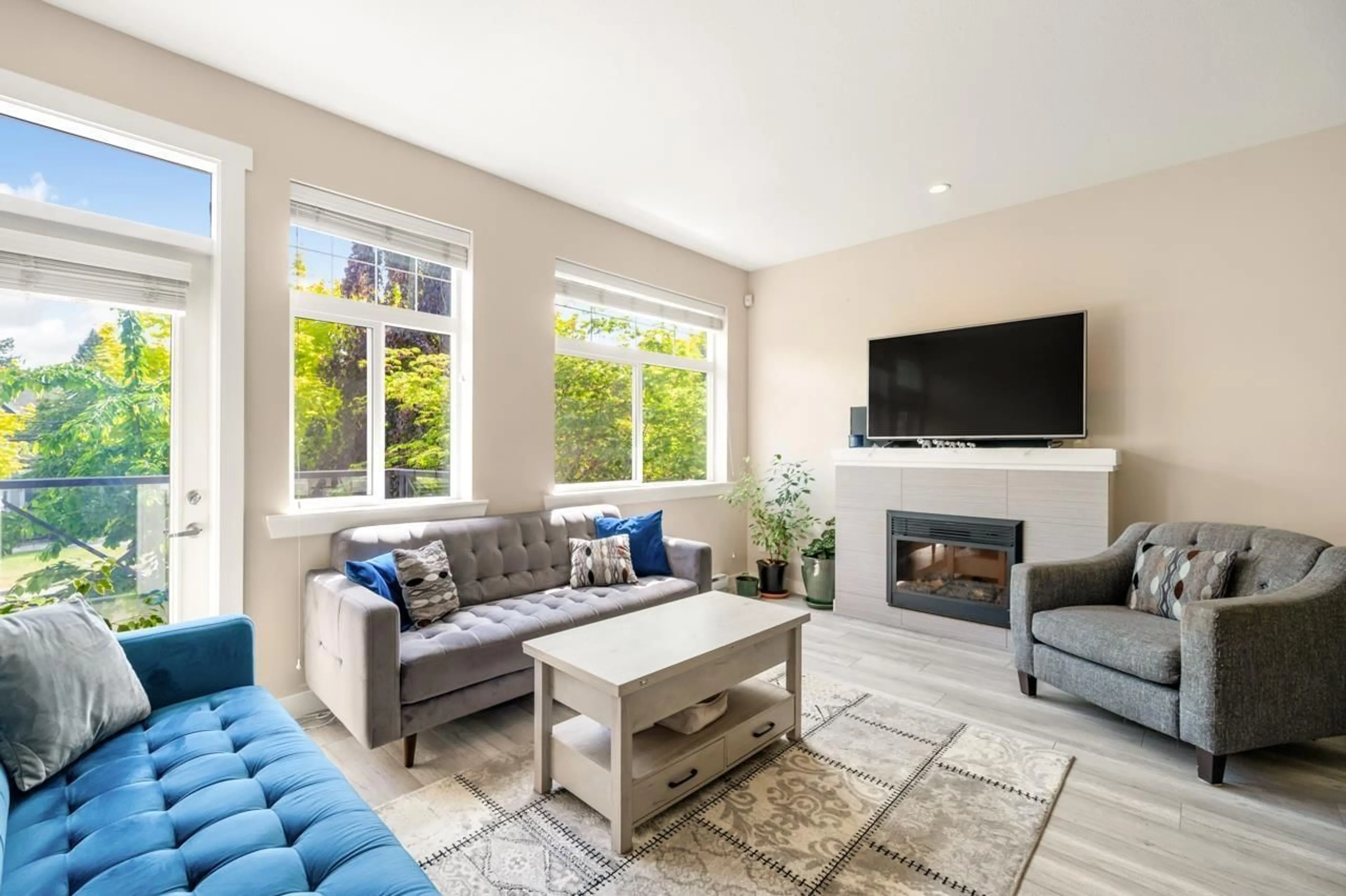 Living room with furniture, unknown for 16 - 14377 60 AVENUE, Surrey British Columbia V3X0E2