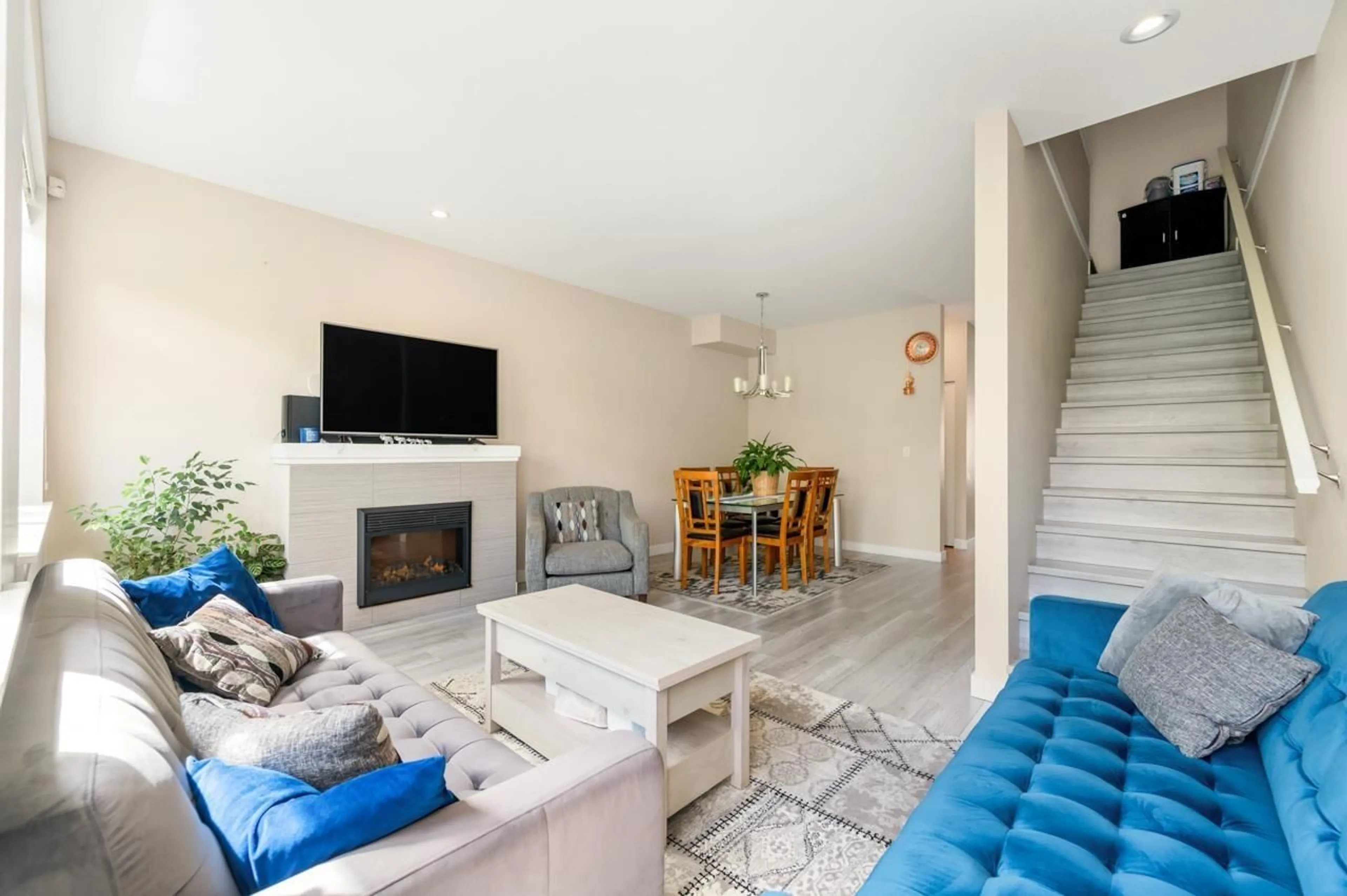 Living room with furniture, unknown for 16 - 14377 60 AVENUE, Surrey British Columbia V3X0E2