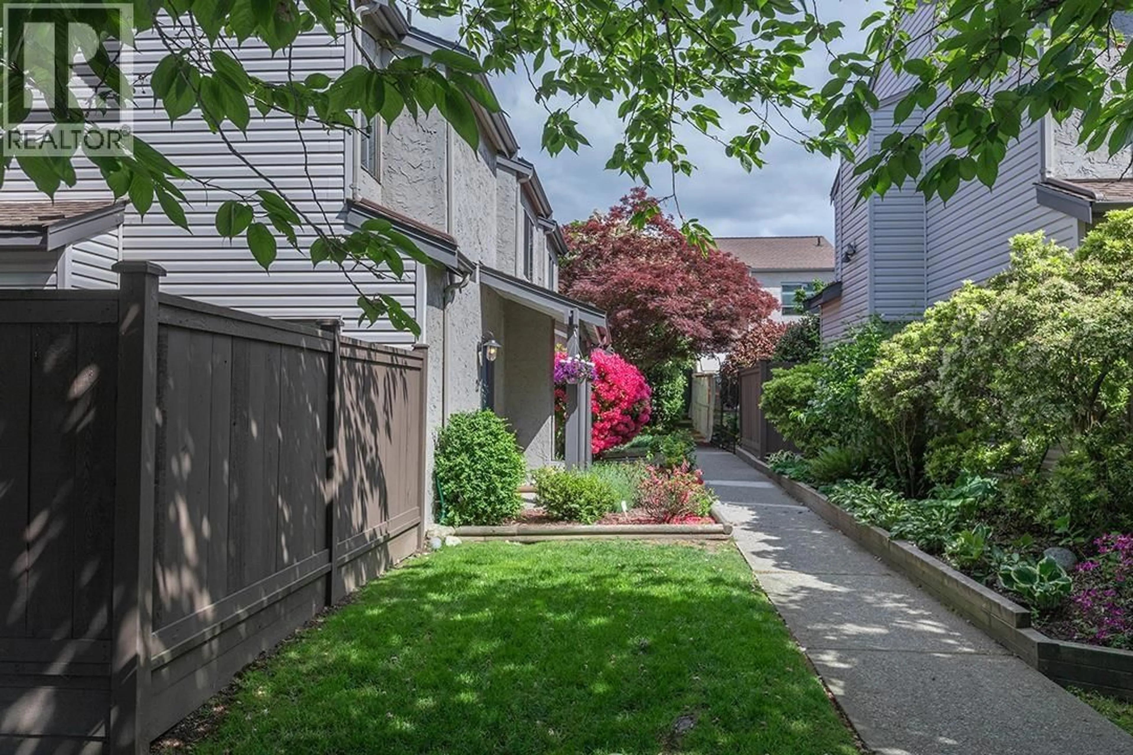Patio, street for 21 - 230 14TH STREET, North Vancouver British Columbia V7M1P3