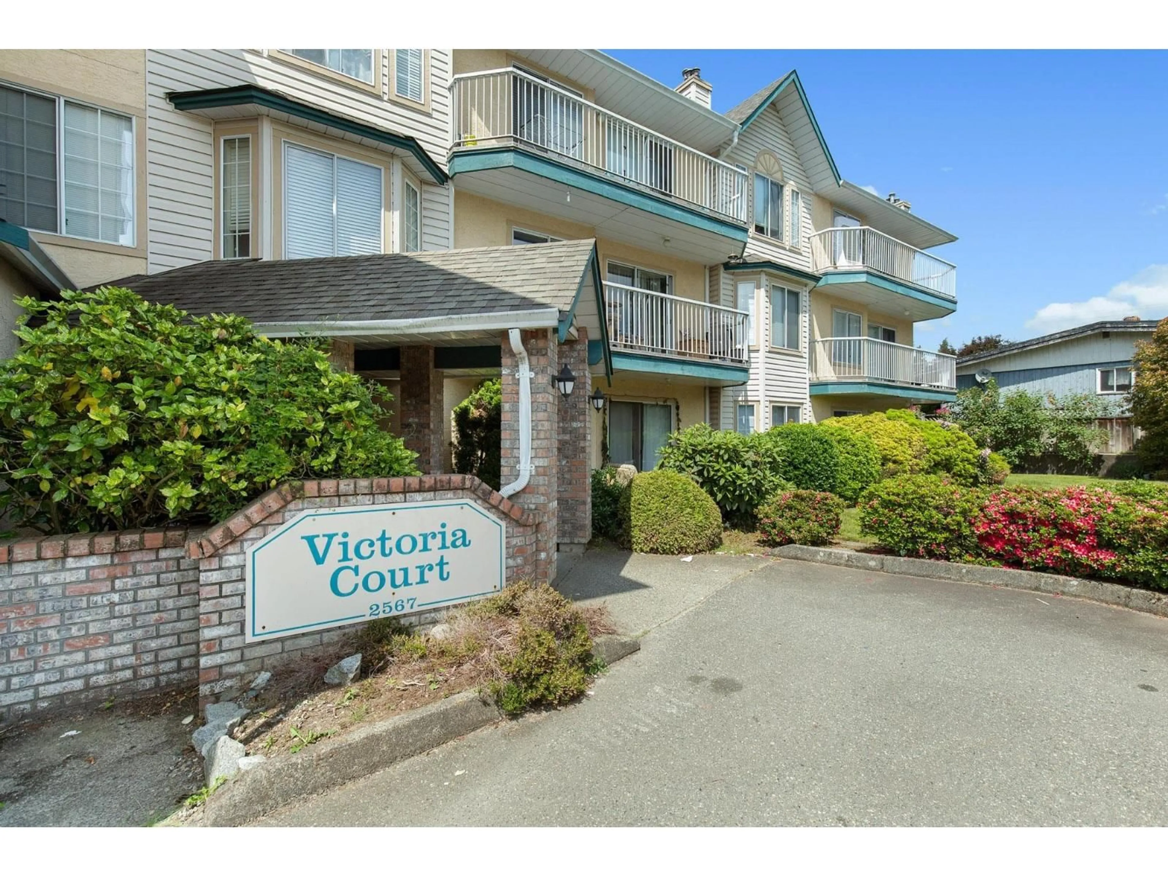 Indoor foyer for 302 - 2567 VICTORIA STREET, Abbotsford British Columbia V2T2T4