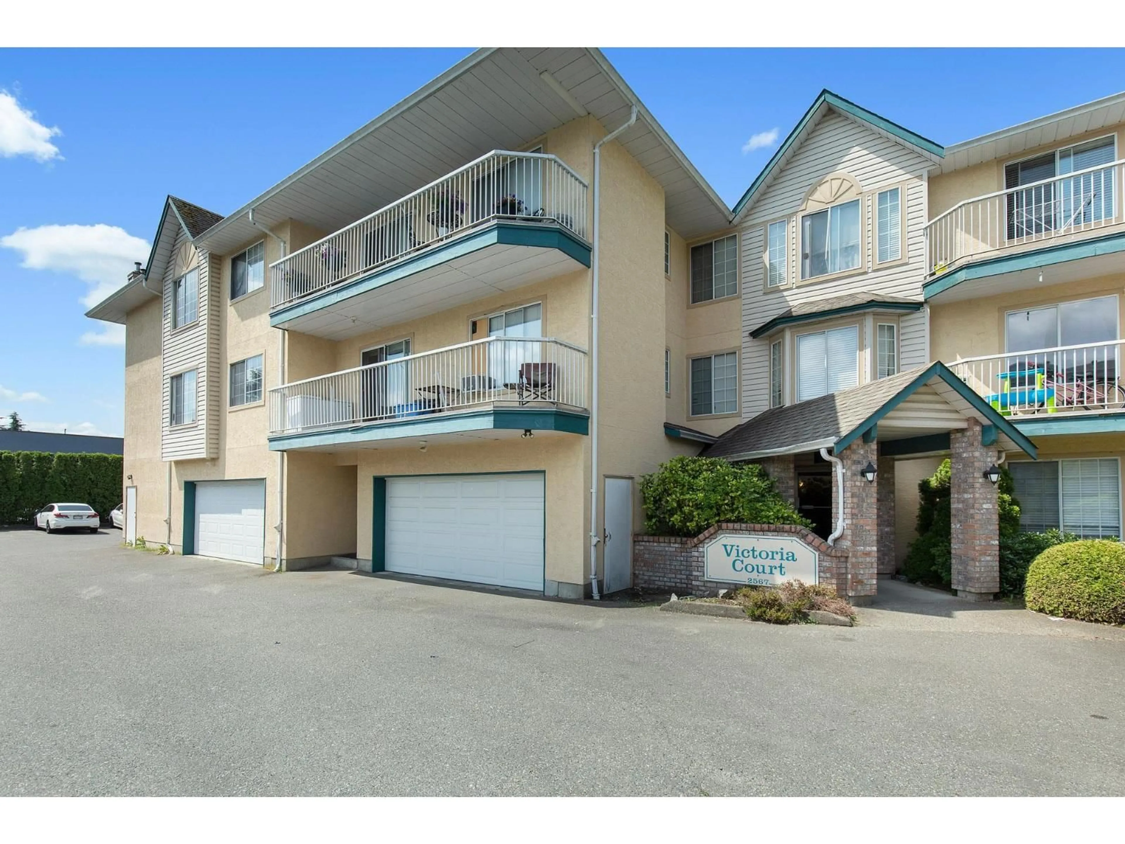 A pic from outside/outdoor area/front of a property/back of a property/a pic from drone, unknown for 302 - 2567 VICTORIA STREET, Abbotsford British Columbia V2T2T4