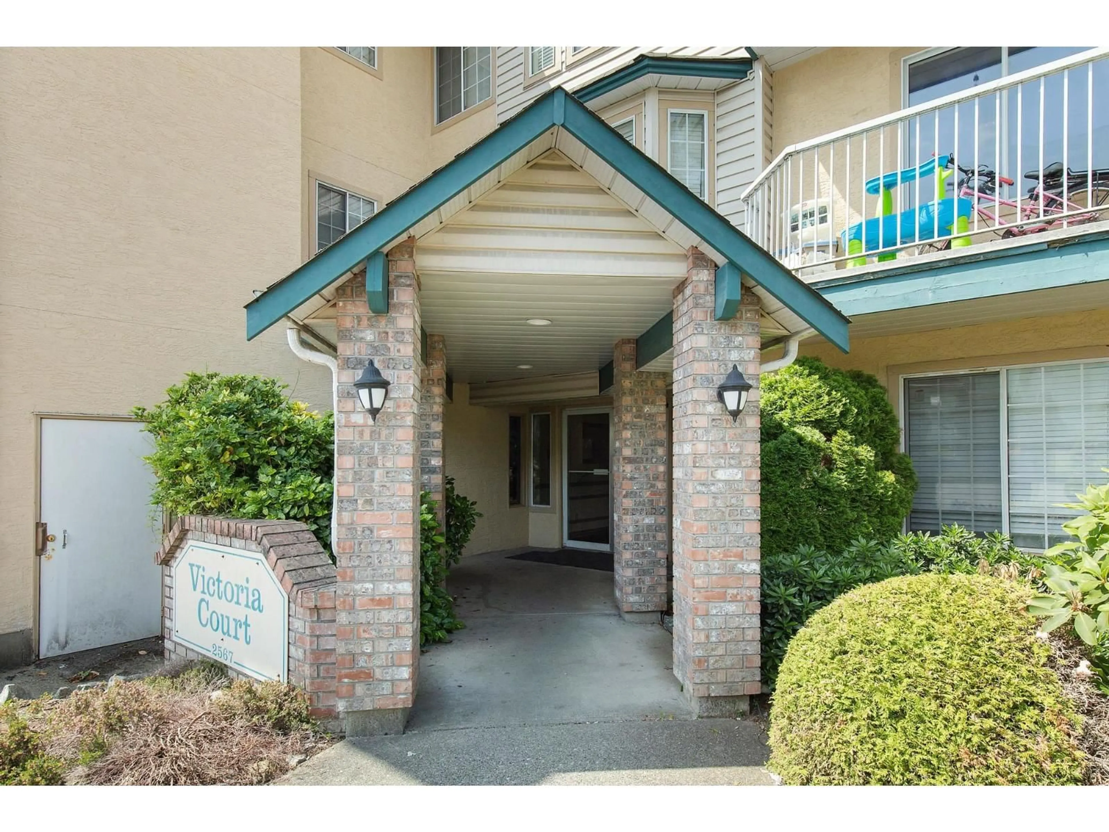 Indoor foyer for 302 - 2567 VICTORIA STREET, Abbotsford British Columbia V2T2T4