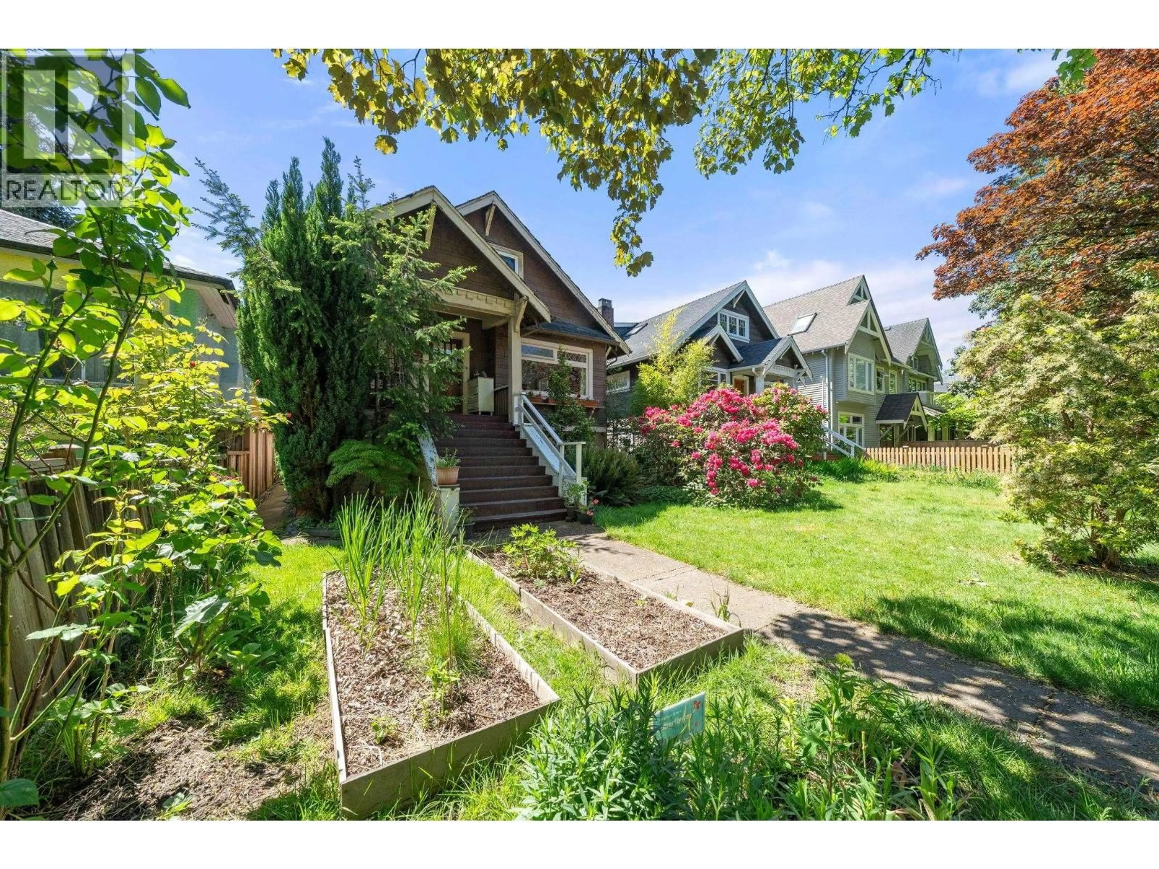 A pic from outside/outdoor area/front of a property/back of a property/a pic from drone, street for 3218 6TH AVENUE, Vancouver British Columbia V6K1X8