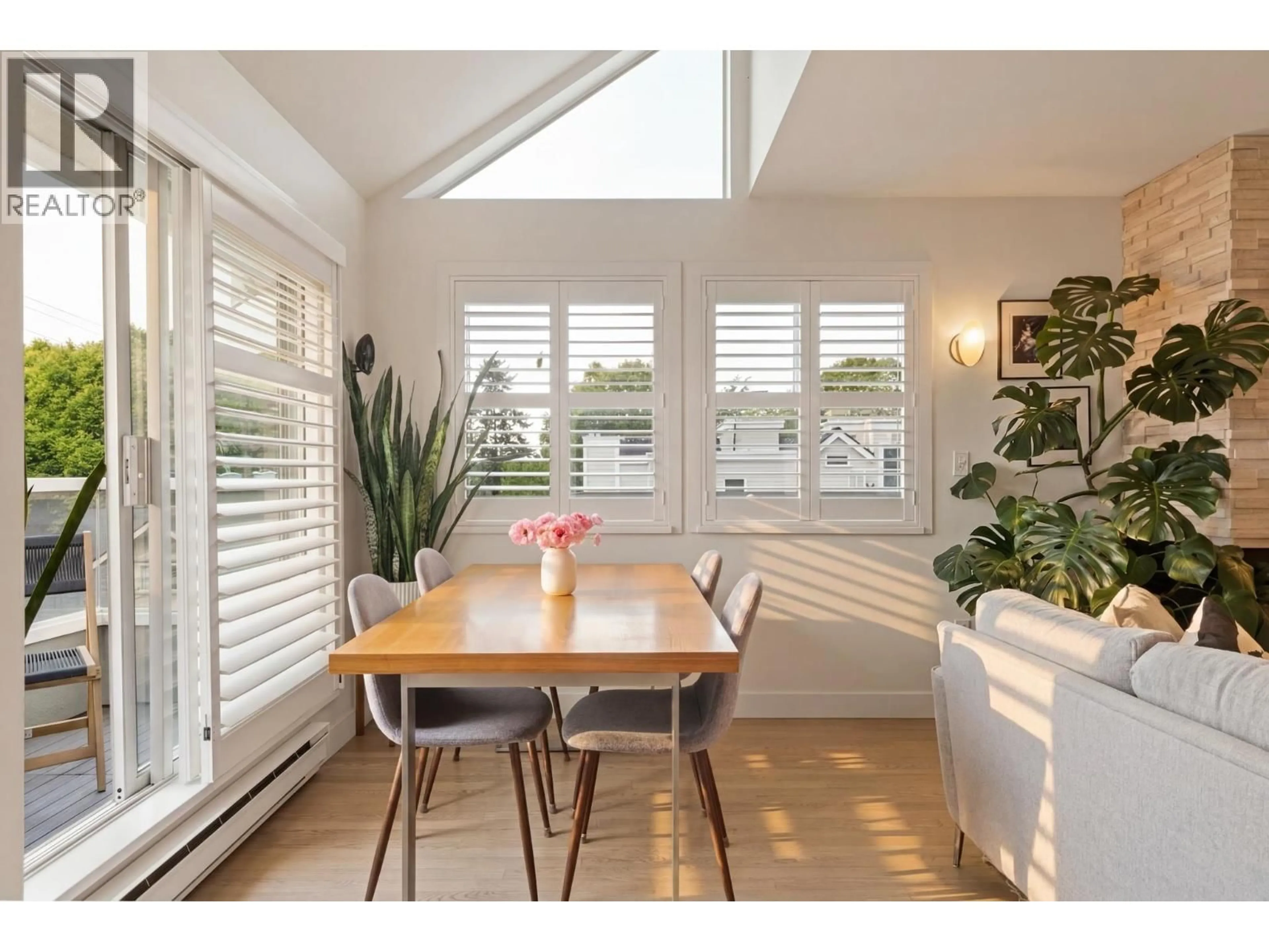 Dining room, wood/laminate floor for 2558 4TH AVENUE, Vancouver British Columbia V6K1P6