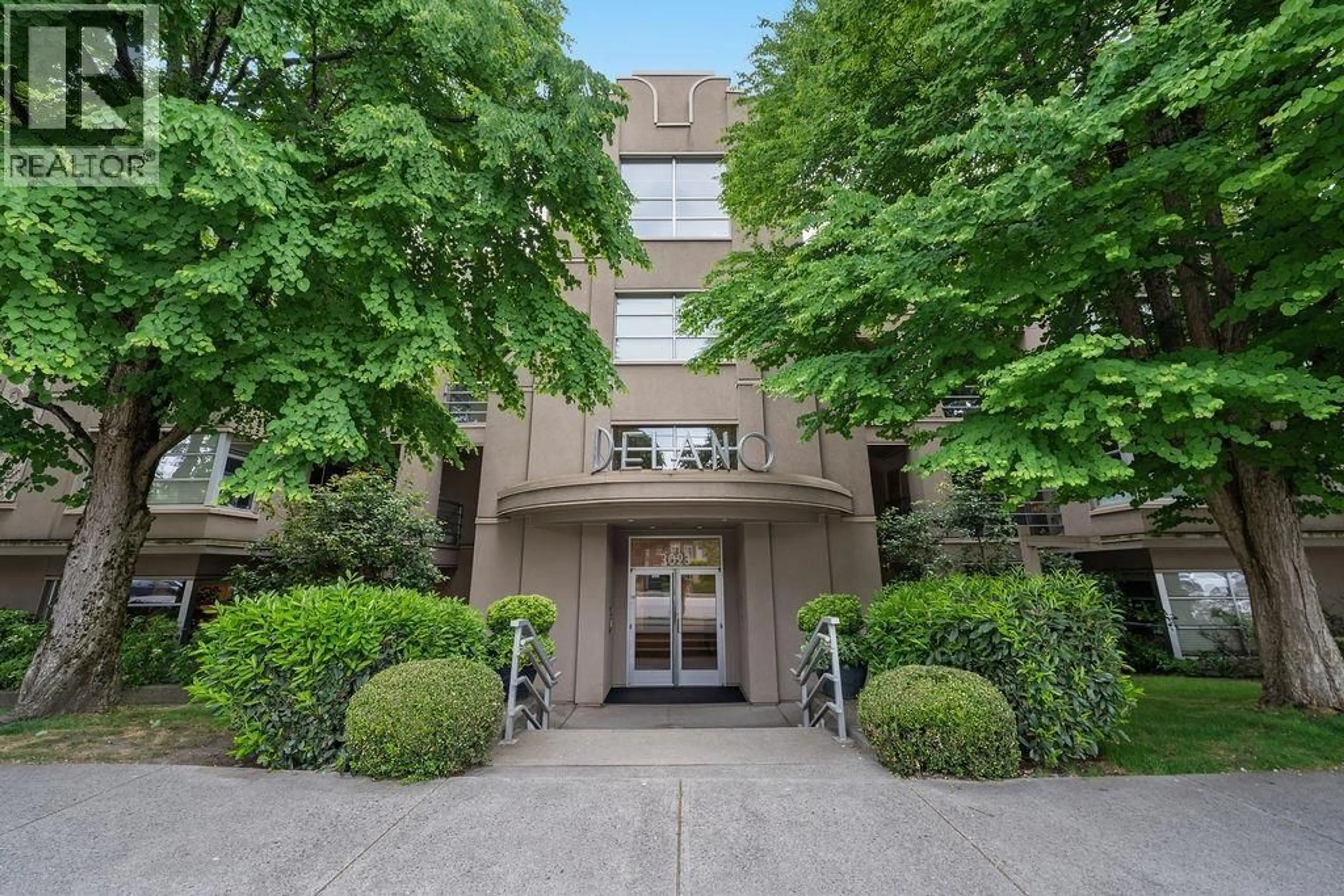 Indoor foyer for 104 - 3023 W 4TH AVENUE, Vancouver British Columbia V6K1R5
