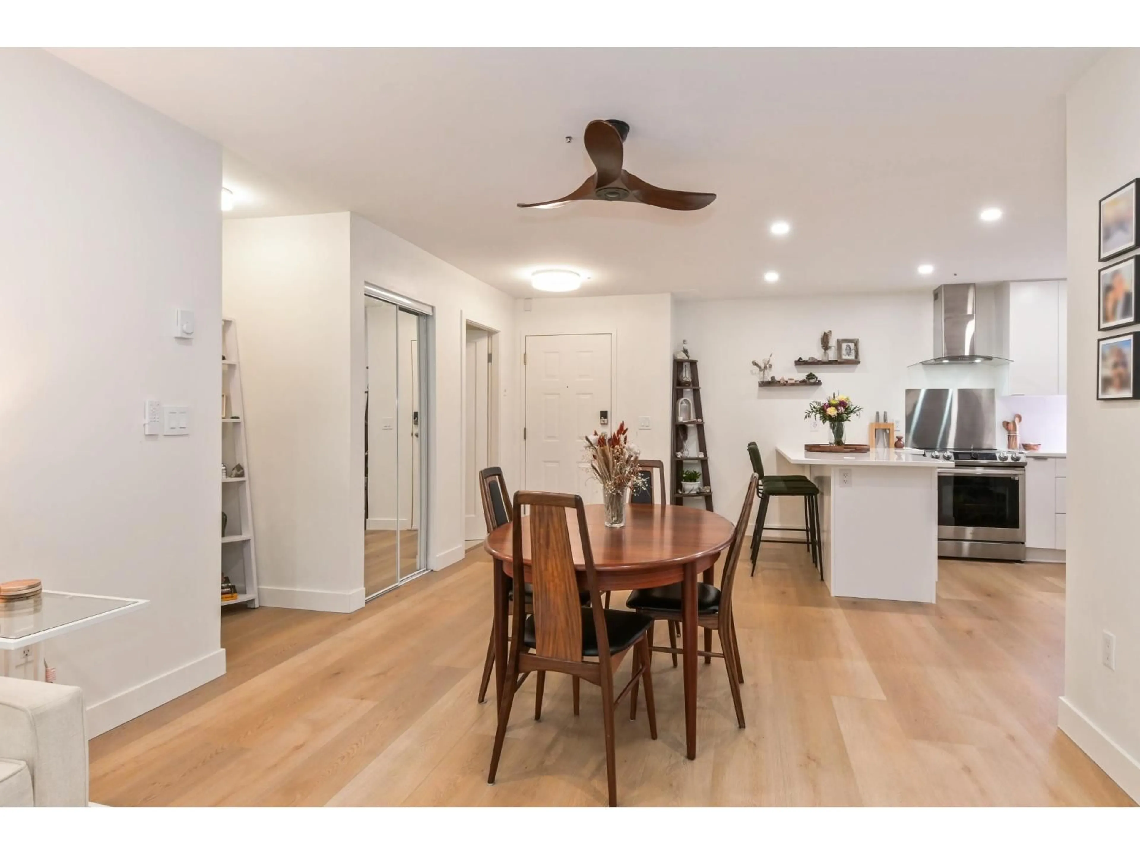 Open concept kitchen, wood/laminate floor for 203 - 2700 MCCALLUM ROAD, Abbotsford British Columbia V2S6X9
