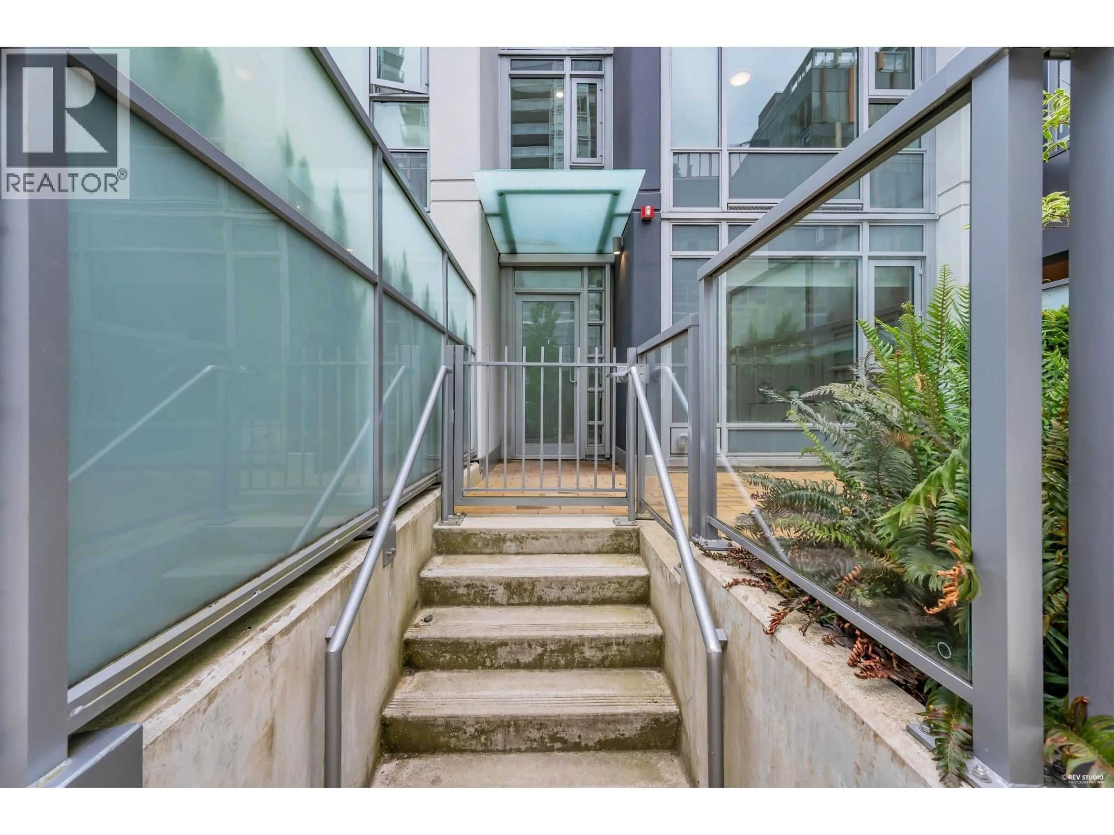 Indoor foyer for TH1 - 6398 SILVER AVENUE, Burnaby British Columbia V5H0K7
