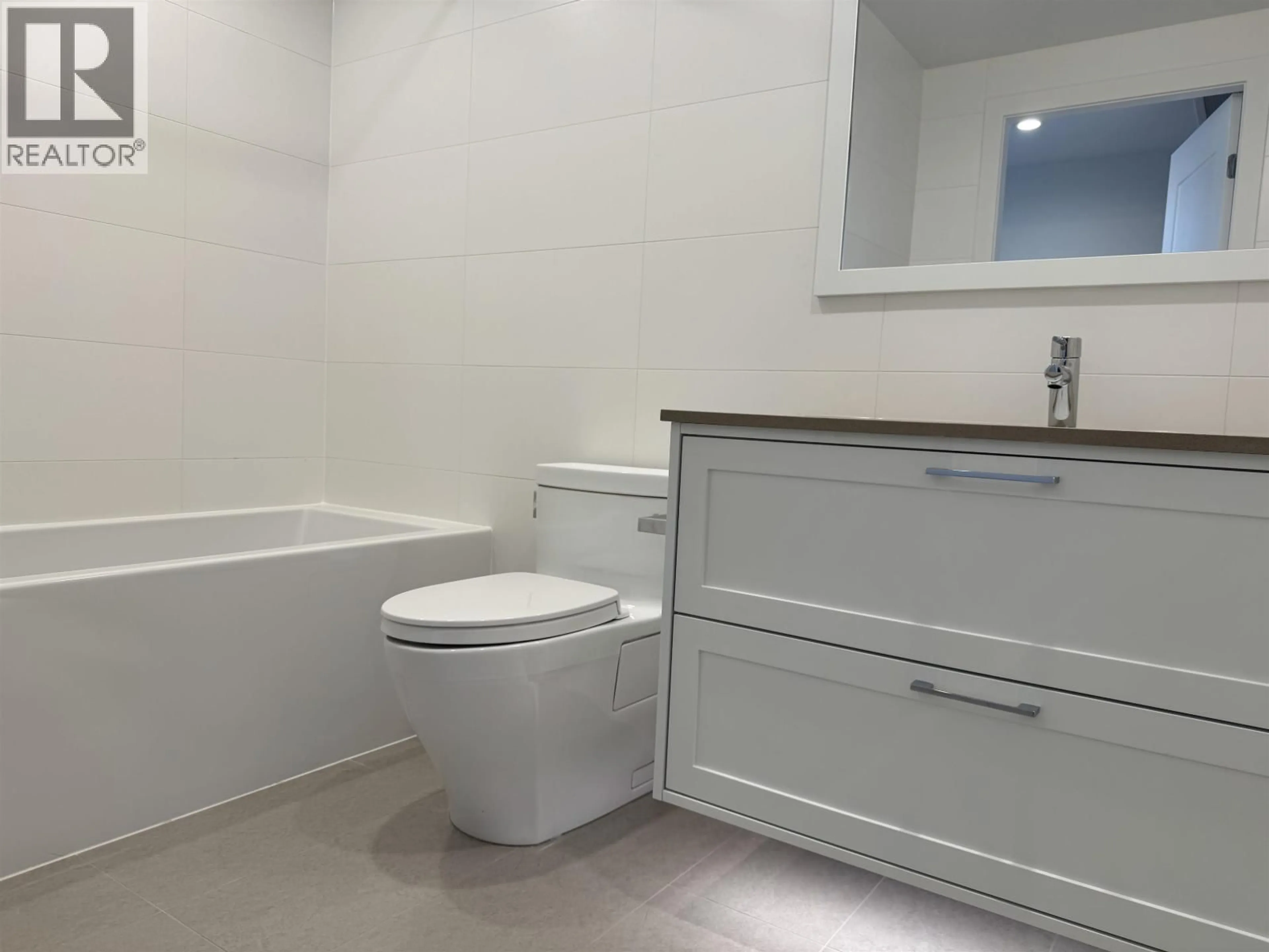Standard bathroom, unknown for 2004 - 2381 BETA AVENUE, Burnaby British Columbia V5C0P7