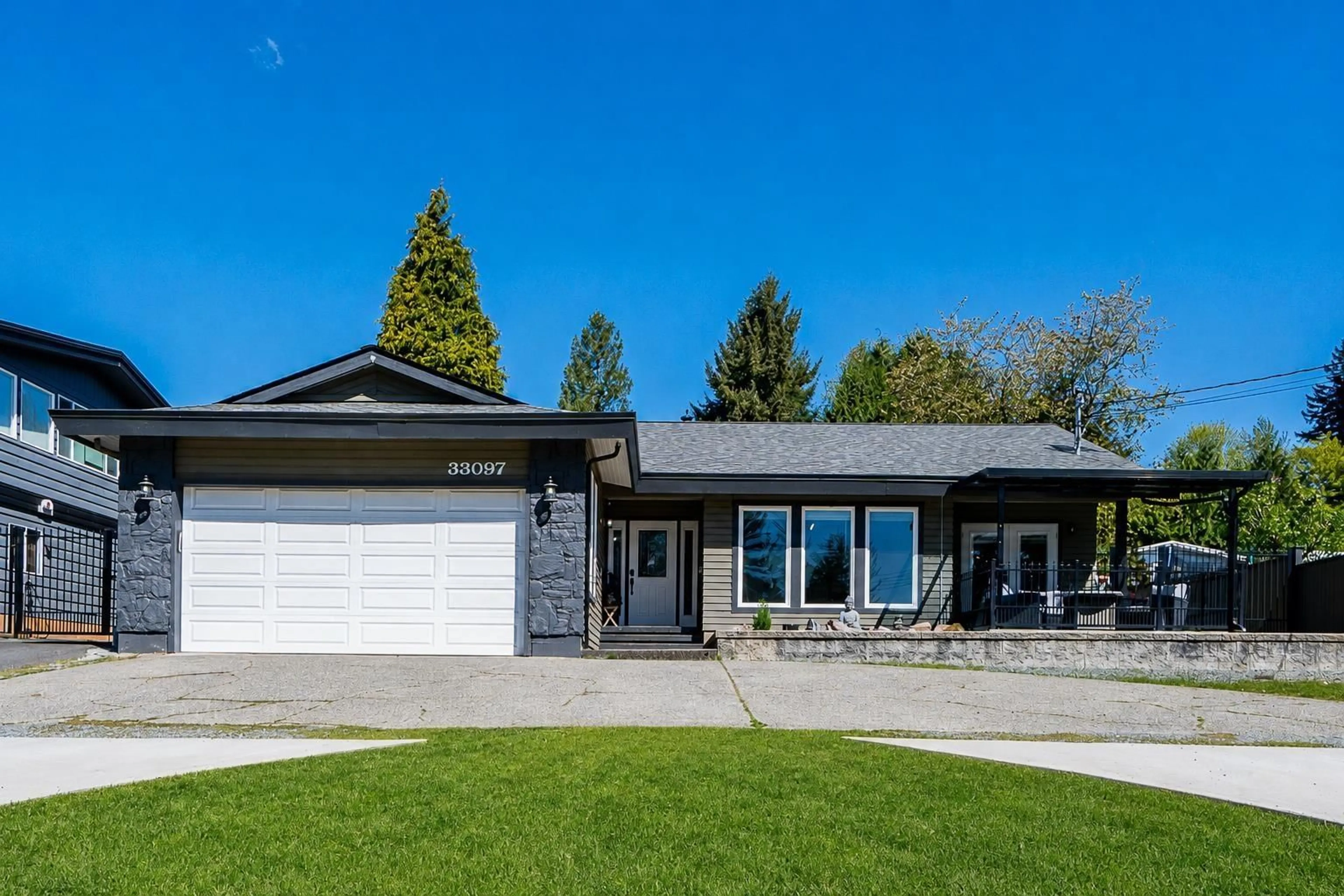 Home with vinyl exterior material, street for 33097 14TH AVENUE, Mission British Columbia V2V2P4