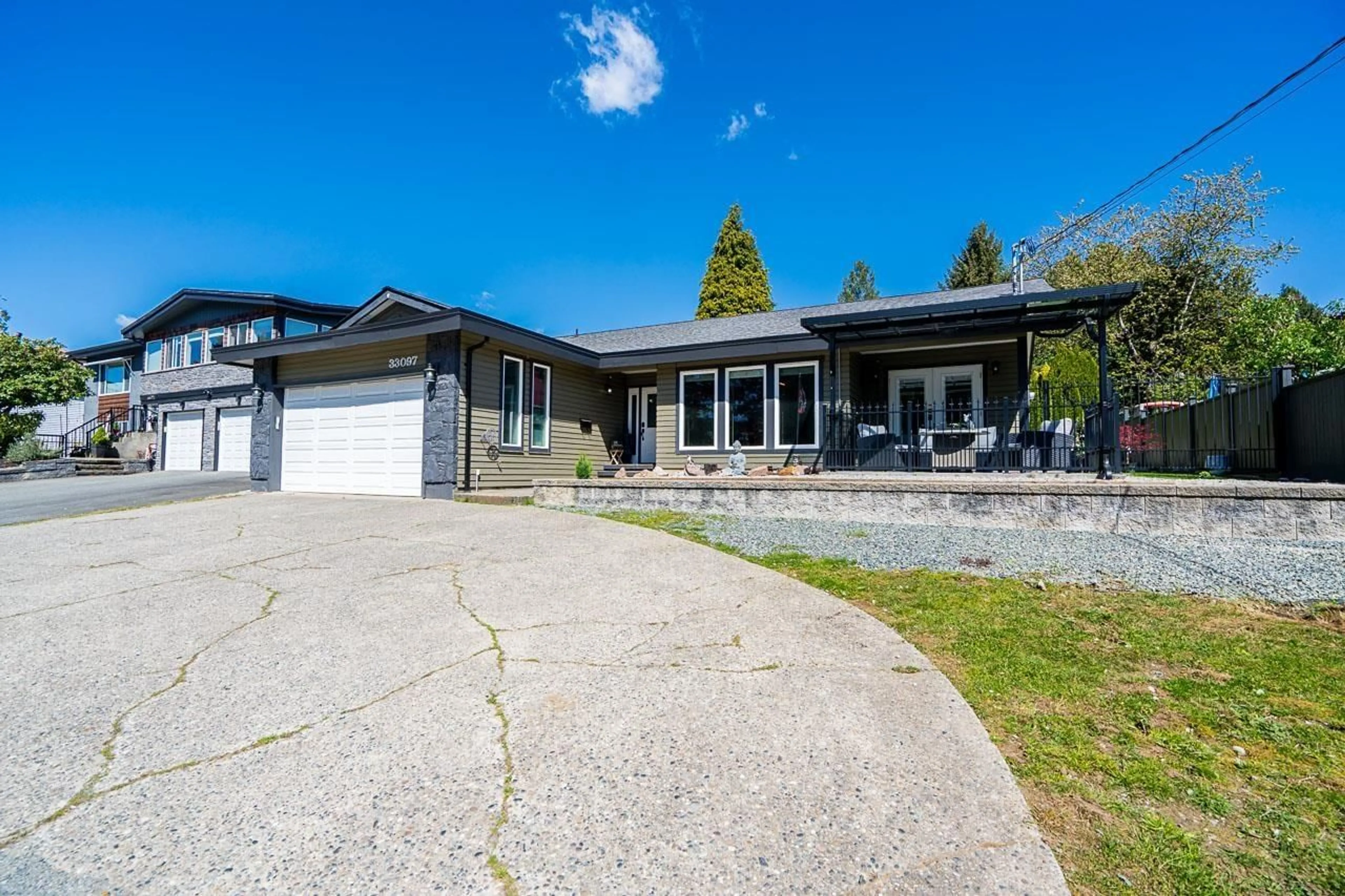 A pic from outside/outdoor area/front of a property/back of a property/a pic from drone, unknown for 33097 14TH AVENUE, Mission British Columbia V2V2P4
