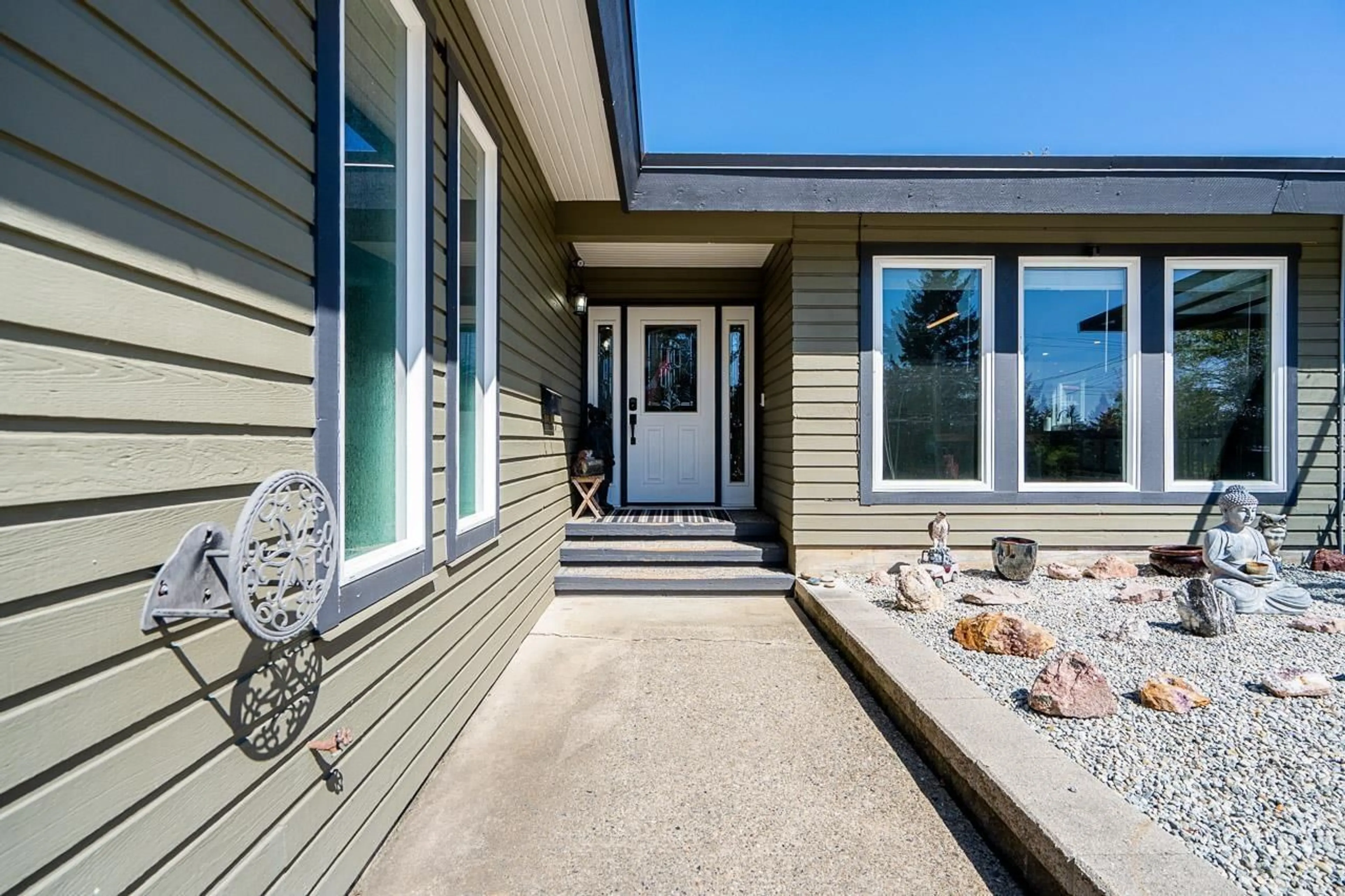Home with vinyl exterior material, street for 33097 14TH AVENUE, Mission British Columbia V2V2P4