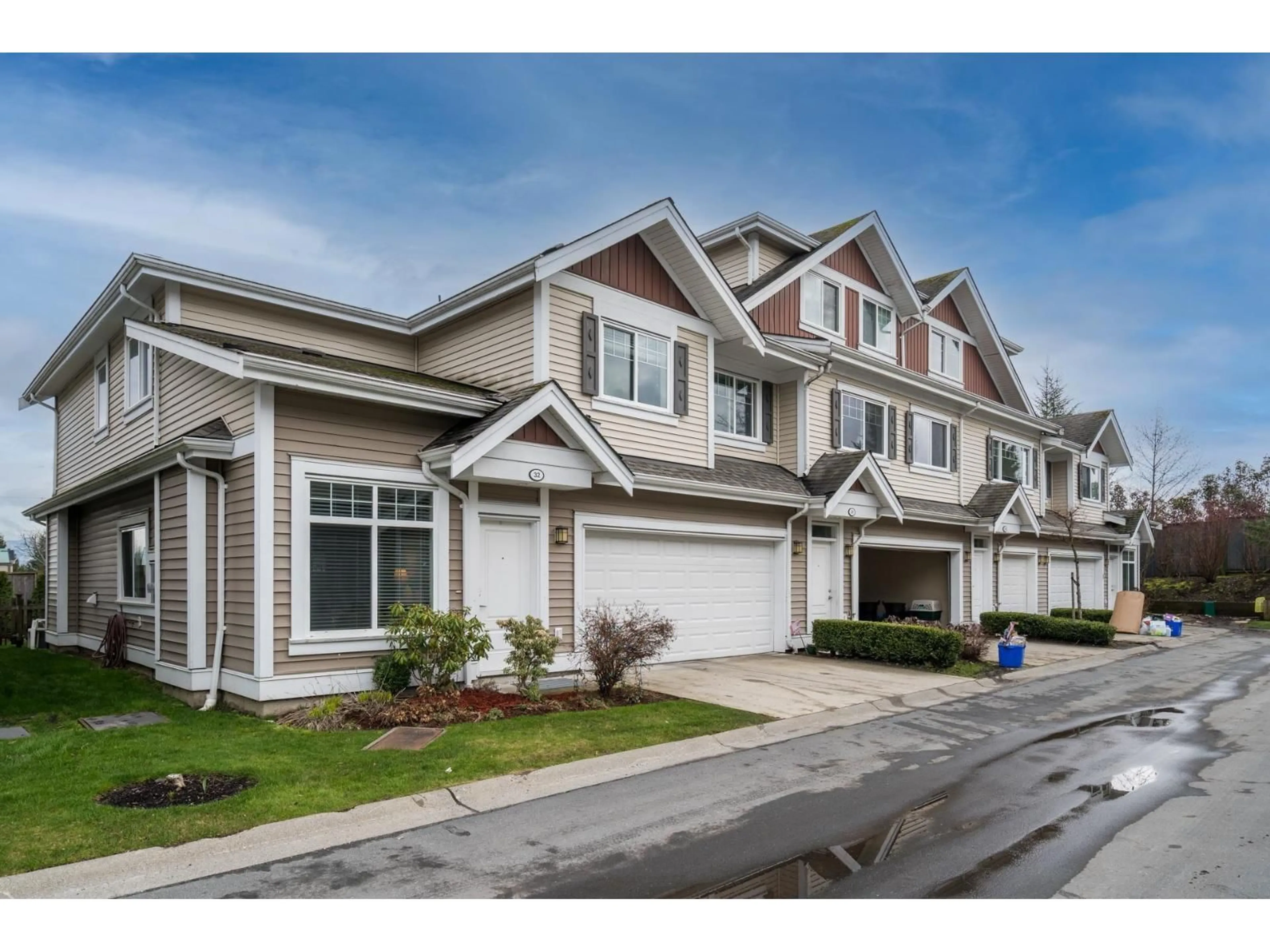 Home with vinyl exterior material, street for 32 - 30748 CARDINAL AVENUE, Abbotsford British Columbia V2T0C1