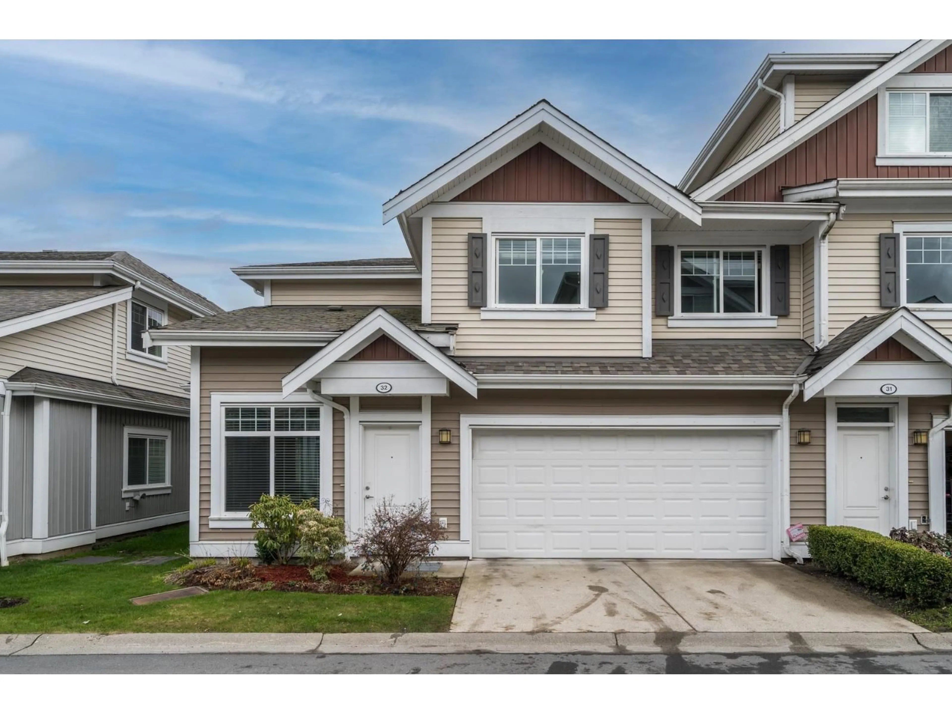 Home with vinyl exterior material, street for 32 - 30748 CARDINAL AVENUE, Abbotsford British Columbia V2T0C1