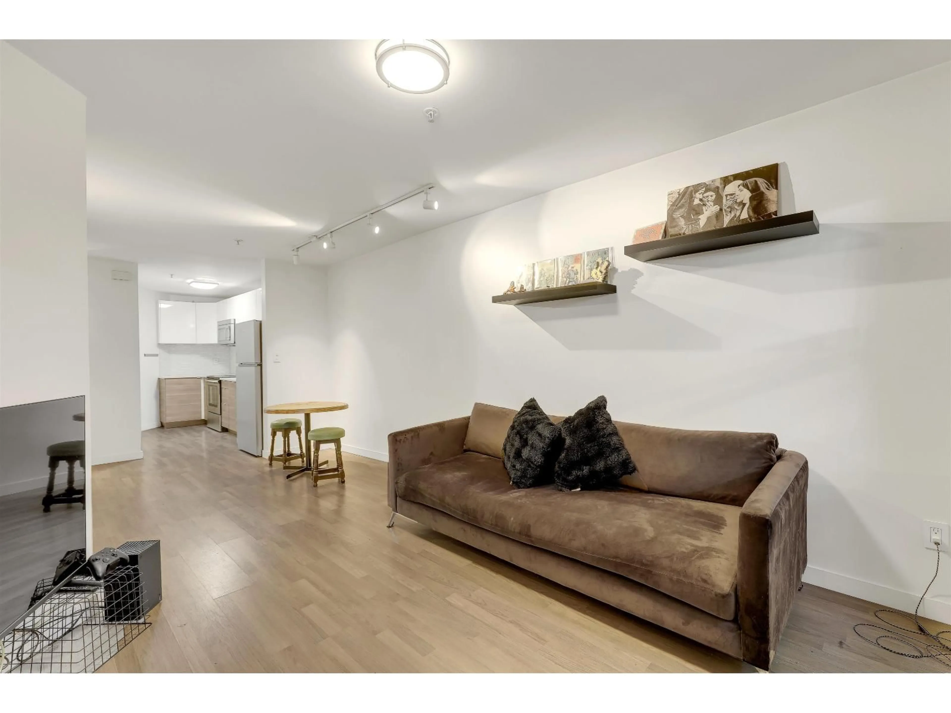 Living room with furniture, wood/laminate floor for 316 - 13339 102A AVENUE, Surrey British Columbia V3T0C5