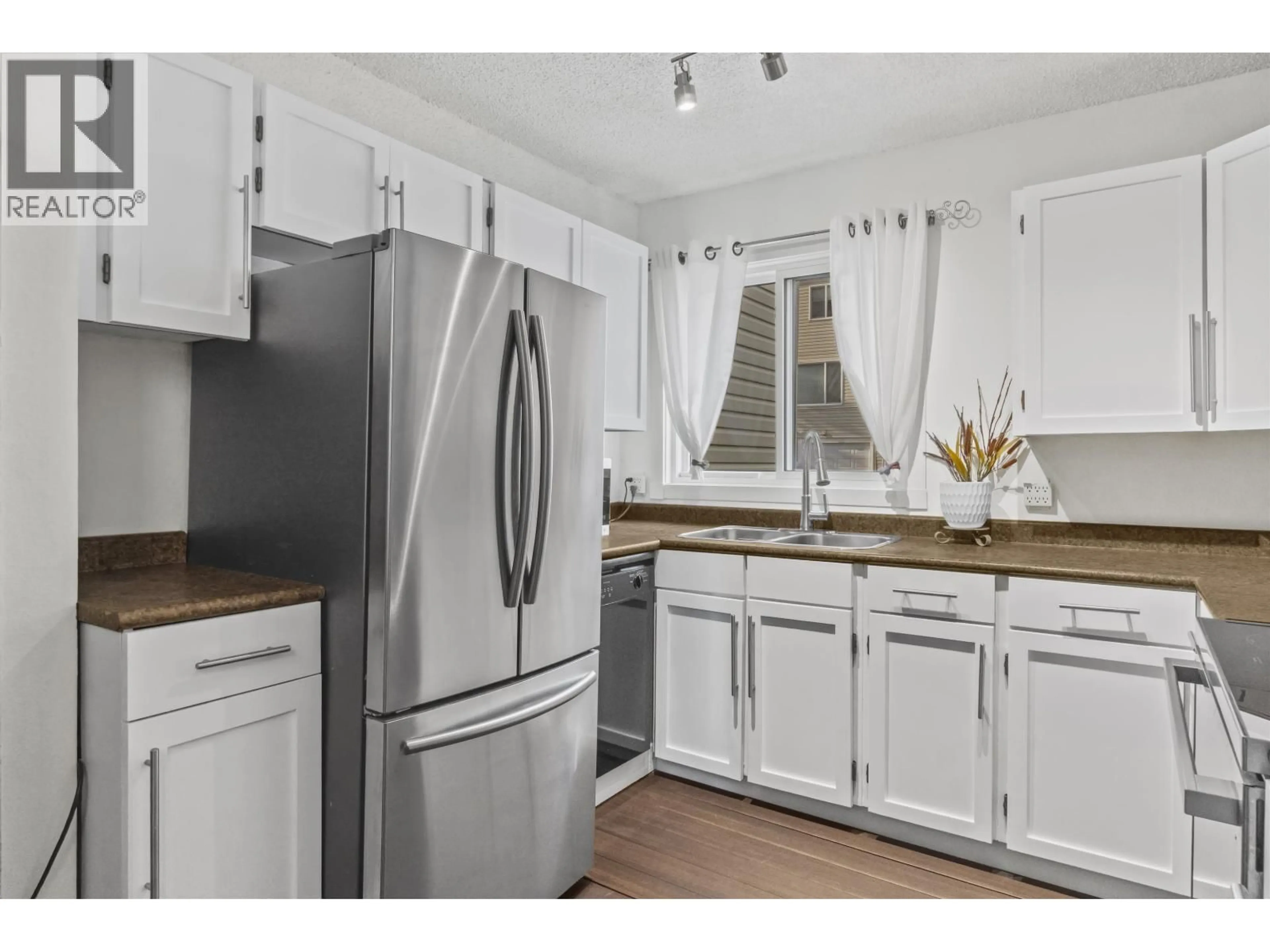 Standard kitchen, wood/laminate floor for 2082 SPRINGER AVENUE, Burnaby British Columbia V5B3M5