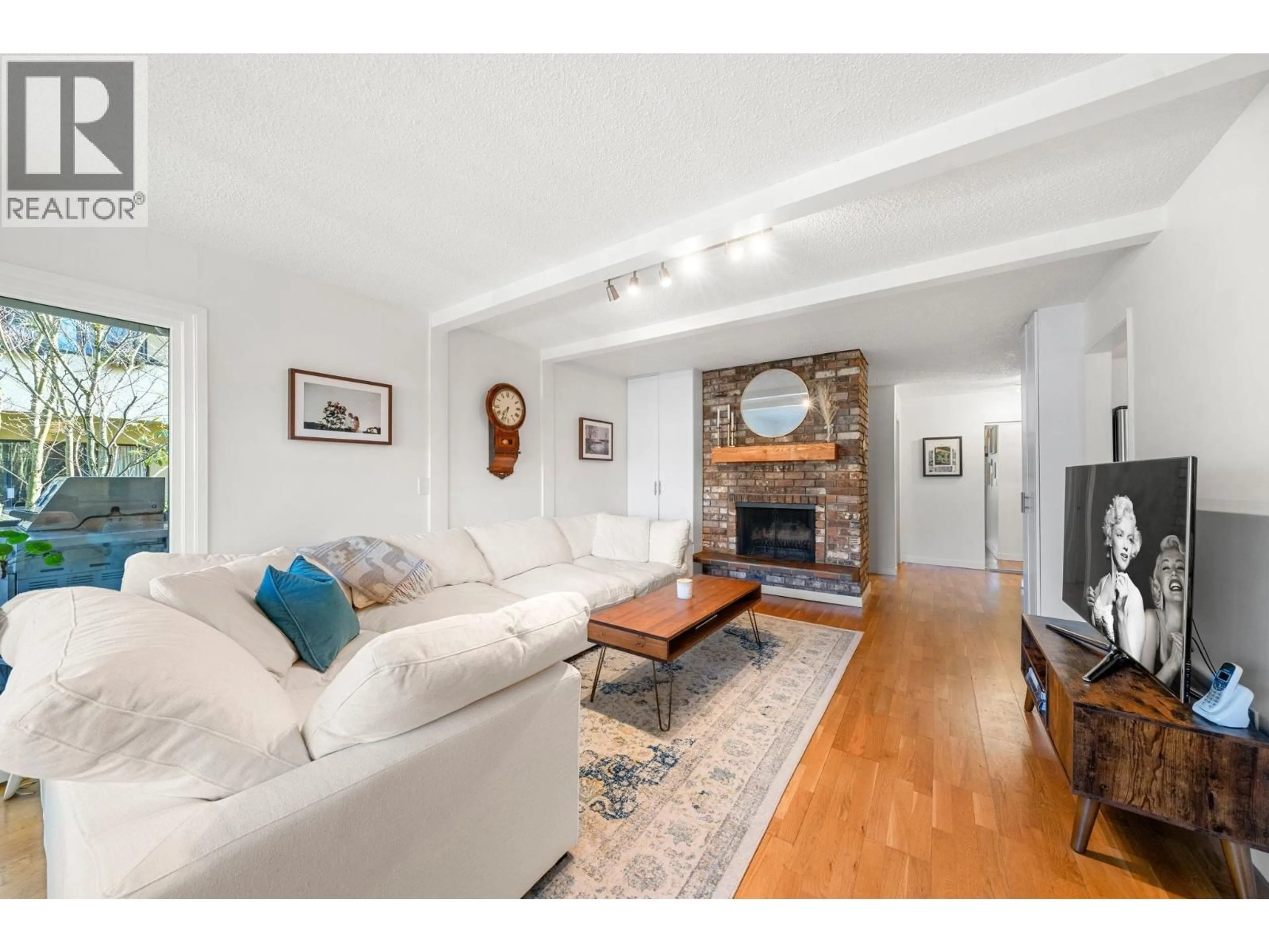 Living room with furniture, wood/laminate floor for 208 - 1266 13TH AVENUE, Vancouver British Columbia V6H1N6