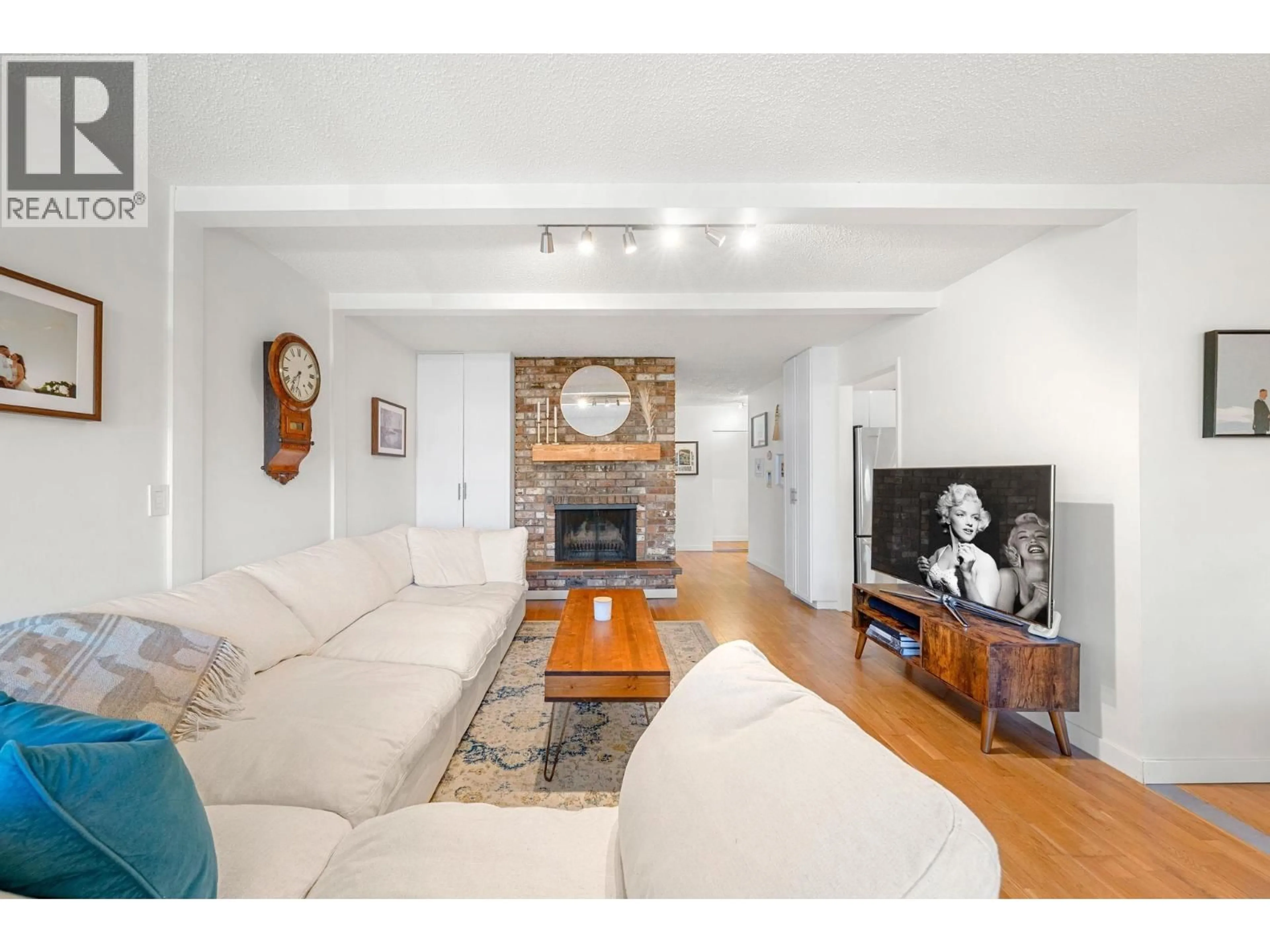 Living room with furniture, wood/laminate floor for 208 - 1266 13TH AVENUE, Vancouver British Columbia V6H1N6