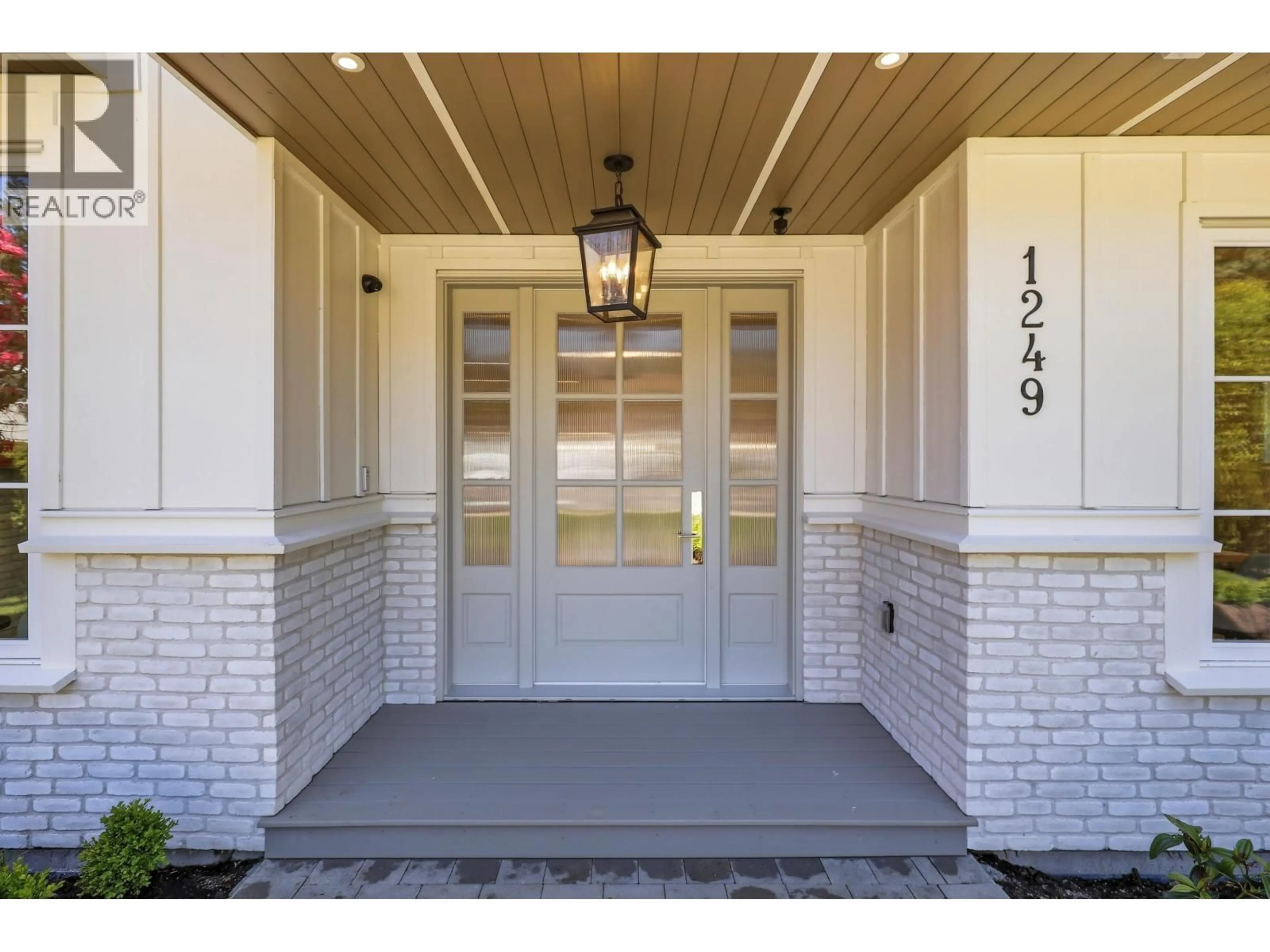 Indoor entryway for 1249 FREDERICK ROAD, North Vancouver British Columbia V7K1J3