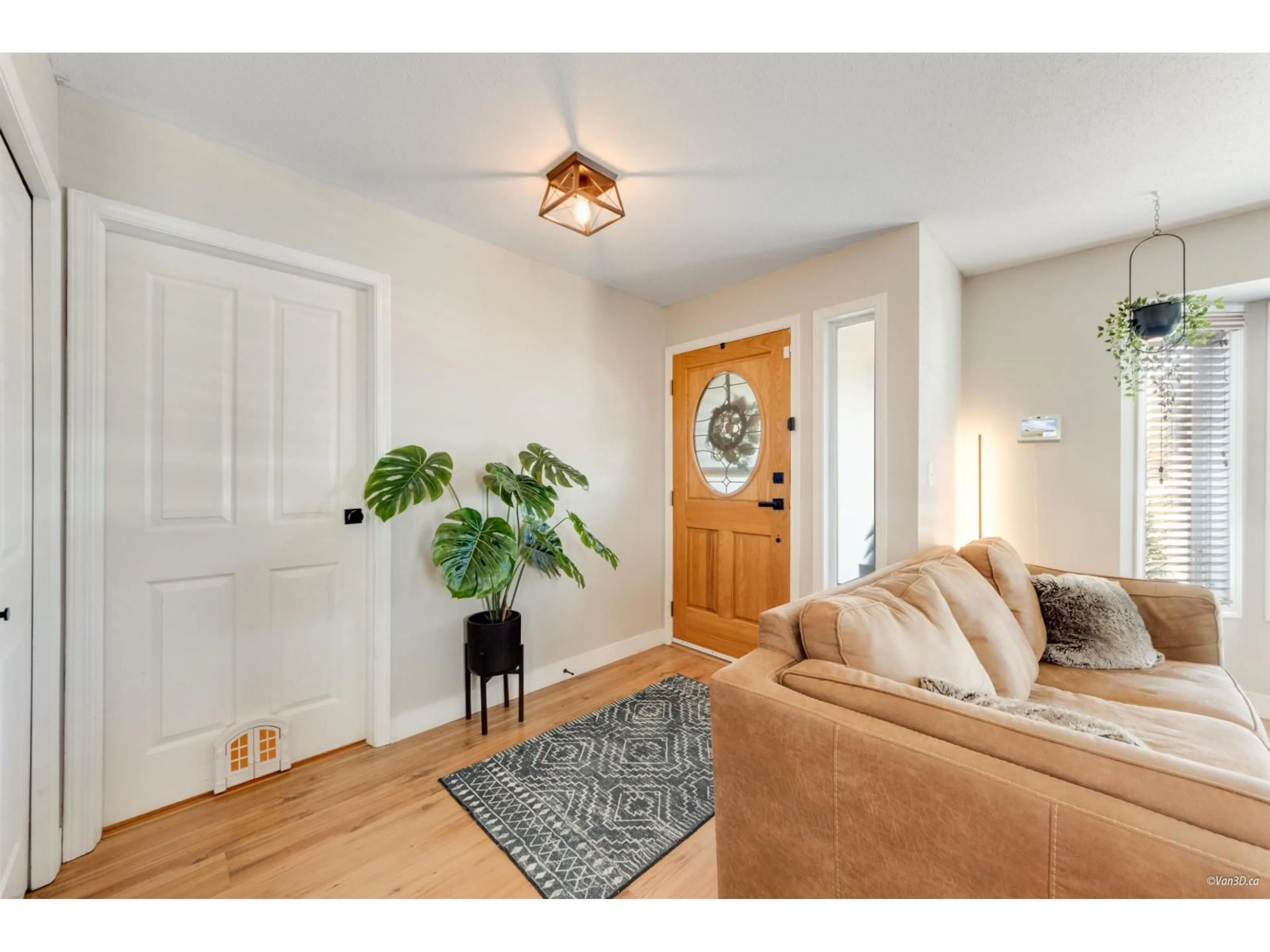 Indoor entryway for 5856 GLENDALE DRIVE, Chilliwack British Columbia V2R2Y5