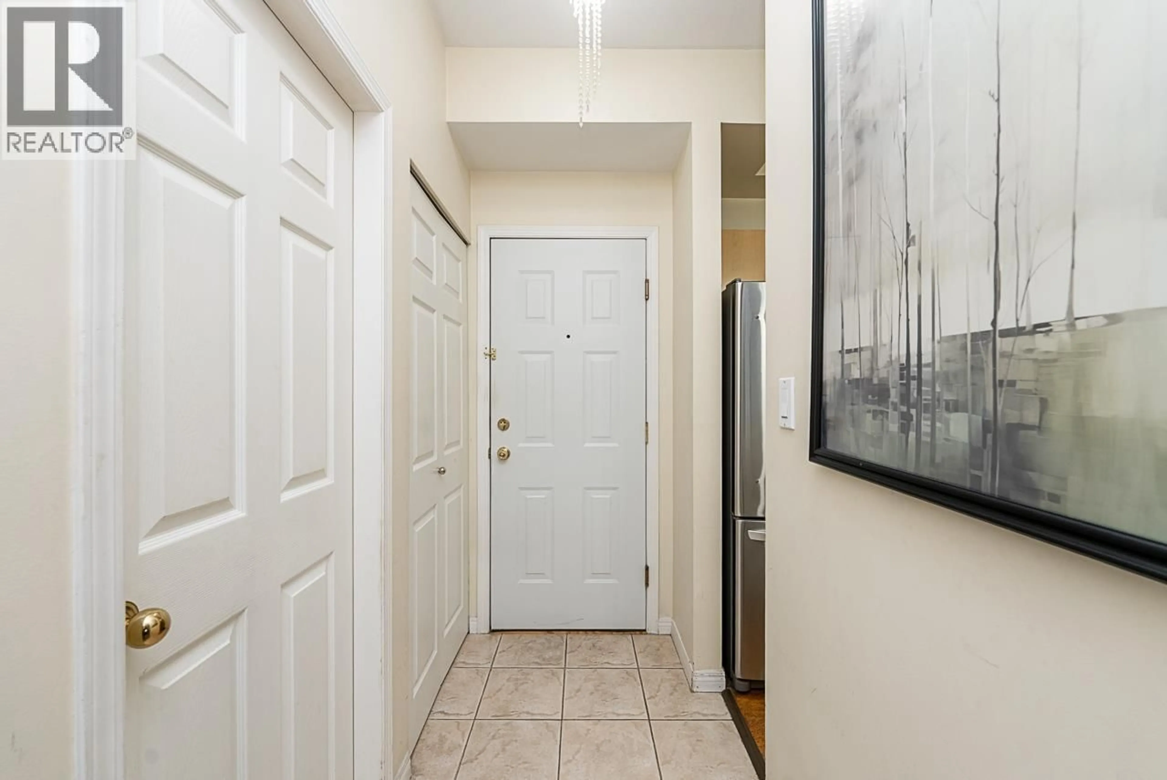 Indoor entryway for 202 - 83 STAR CRESCENT, New Westminster British Columbia V3M6X8