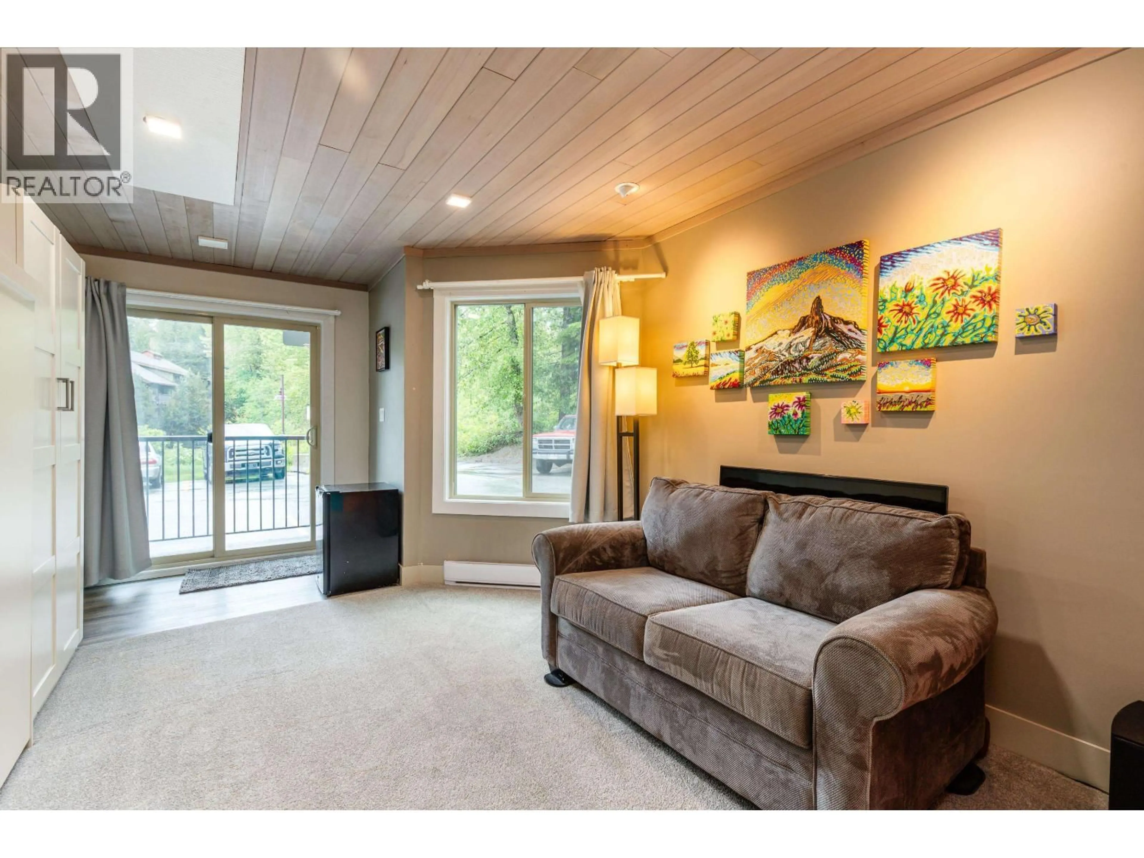 Living room with furniture, wood/laminate floor for 105 - 2021 KAREN CRESCENT, Whistler British Columbia V8E0H1