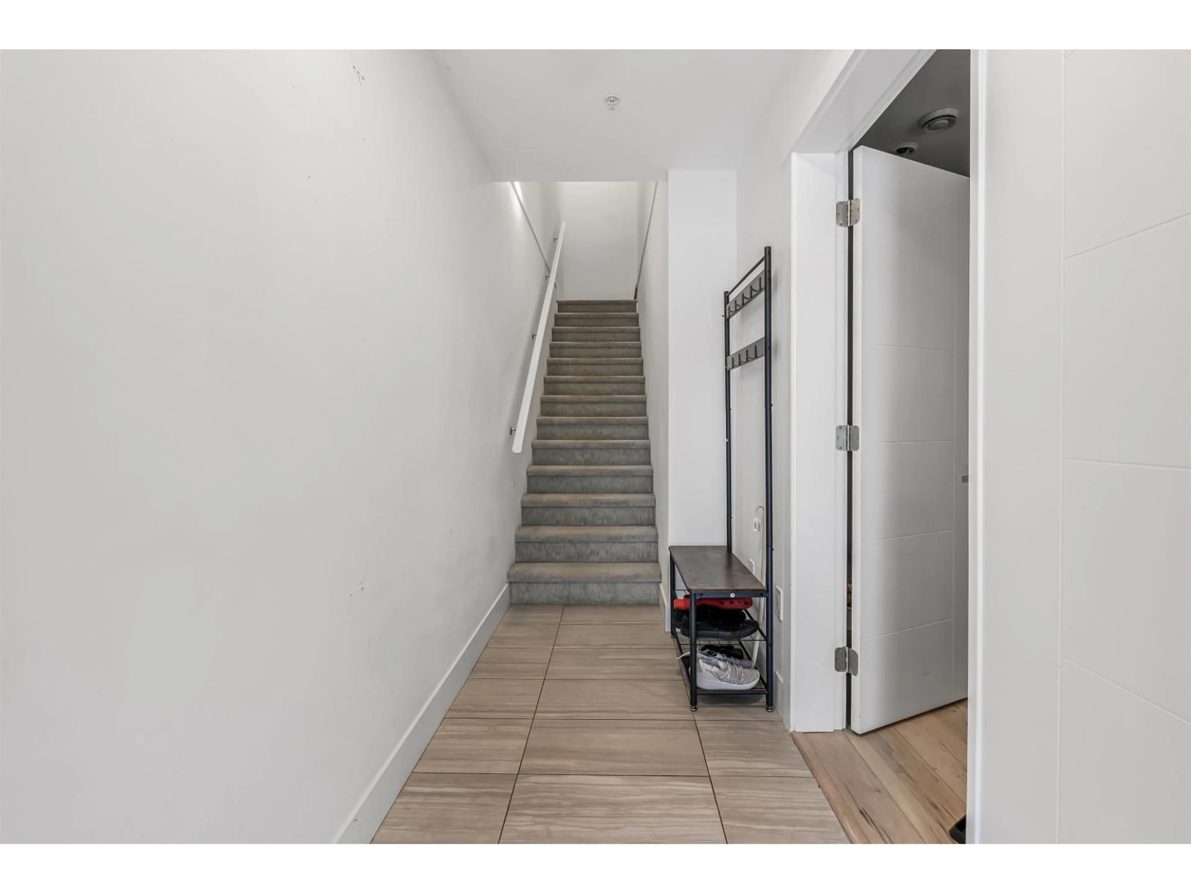 Indoor foyer for 26 - 19704 55A AVENUE, Langley British Columbia V3A0L2