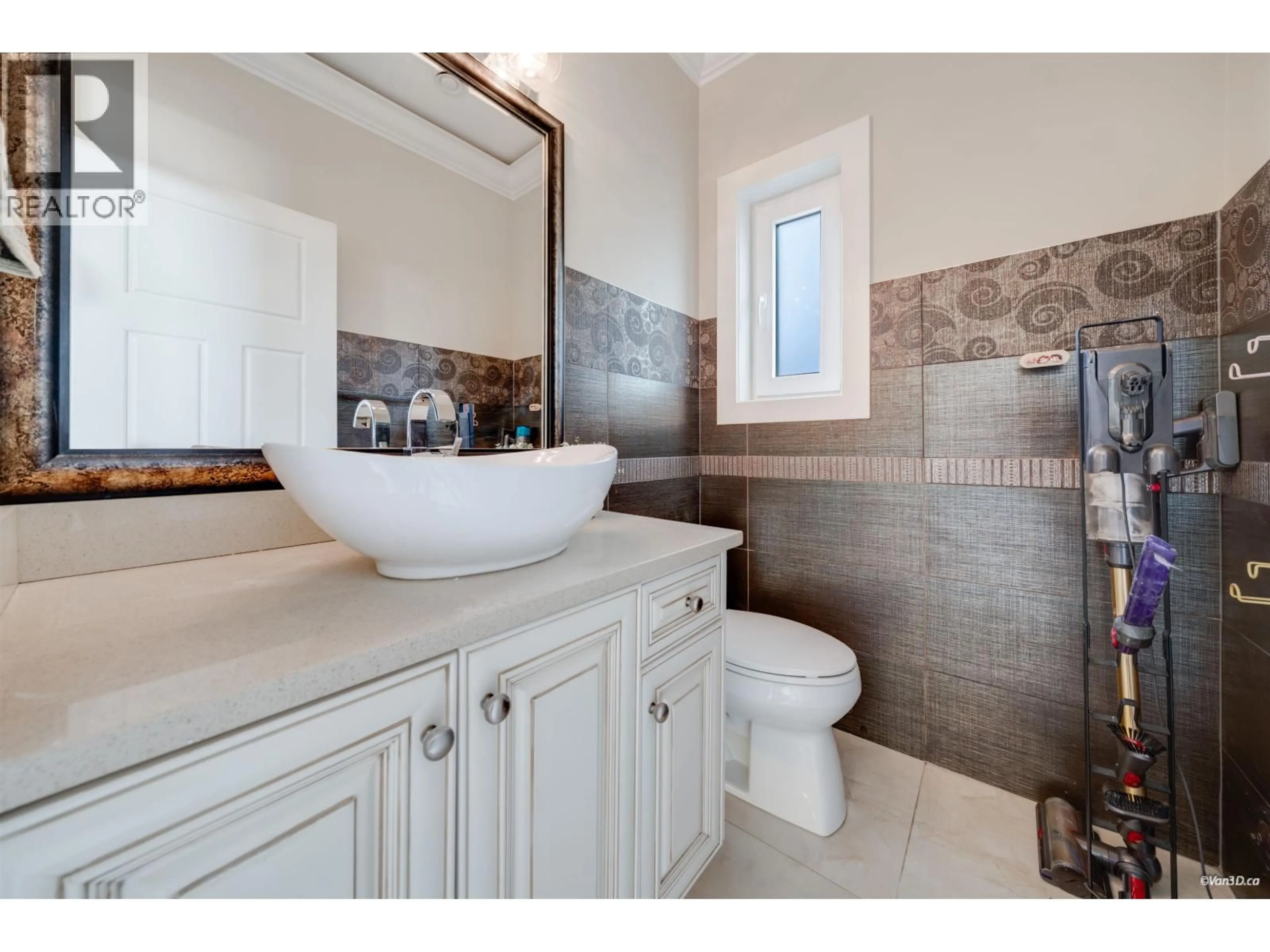 Contemporary bathroom, ceramic/tile floor for 8 GLYNDE AVENUE, Burnaby British Columbia V5B3J2