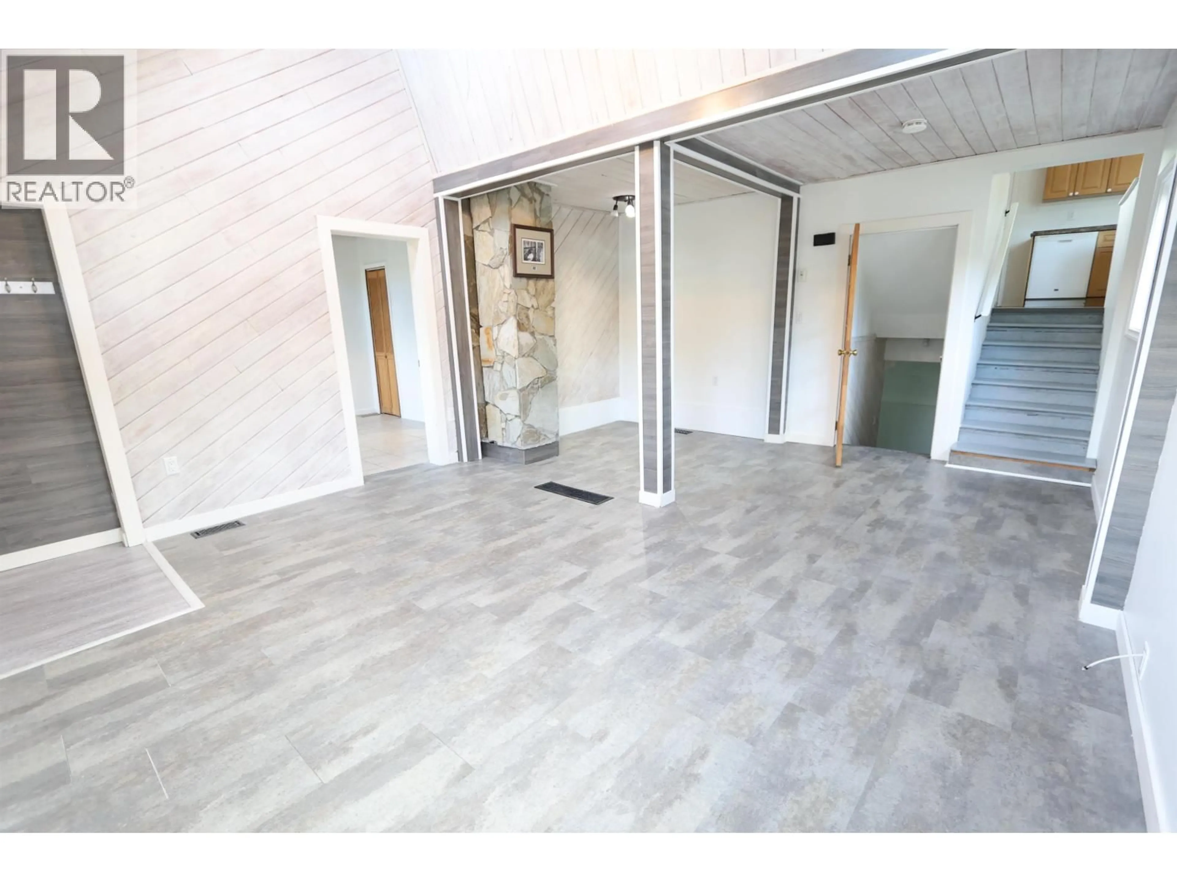 Indoor foyer for 370 EWERT STREET, Prince George British Columbia V2M2N6