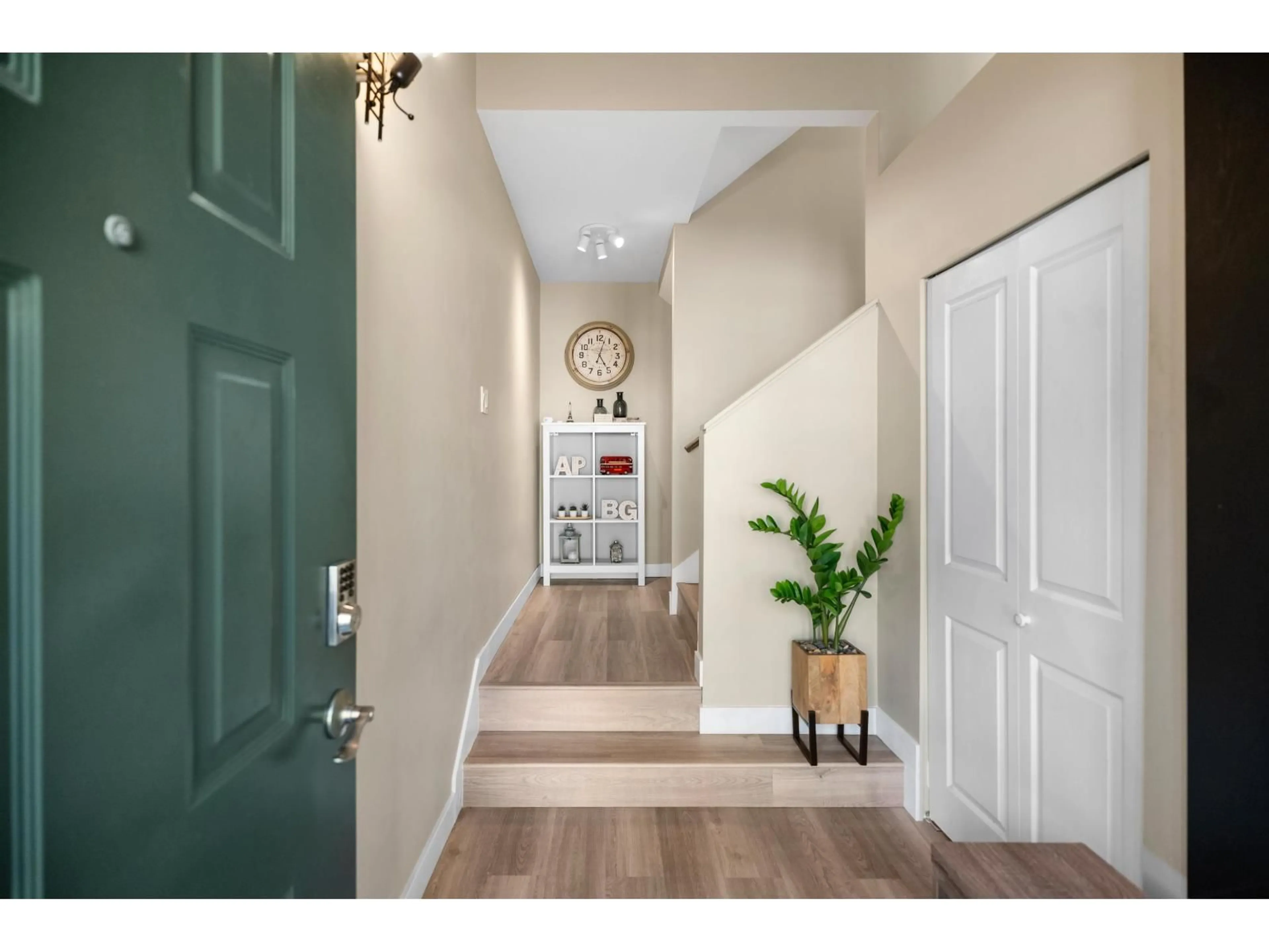 Indoor entryway for 43 - 10238 155A STREET, Surrey British Columbia V3R0V8