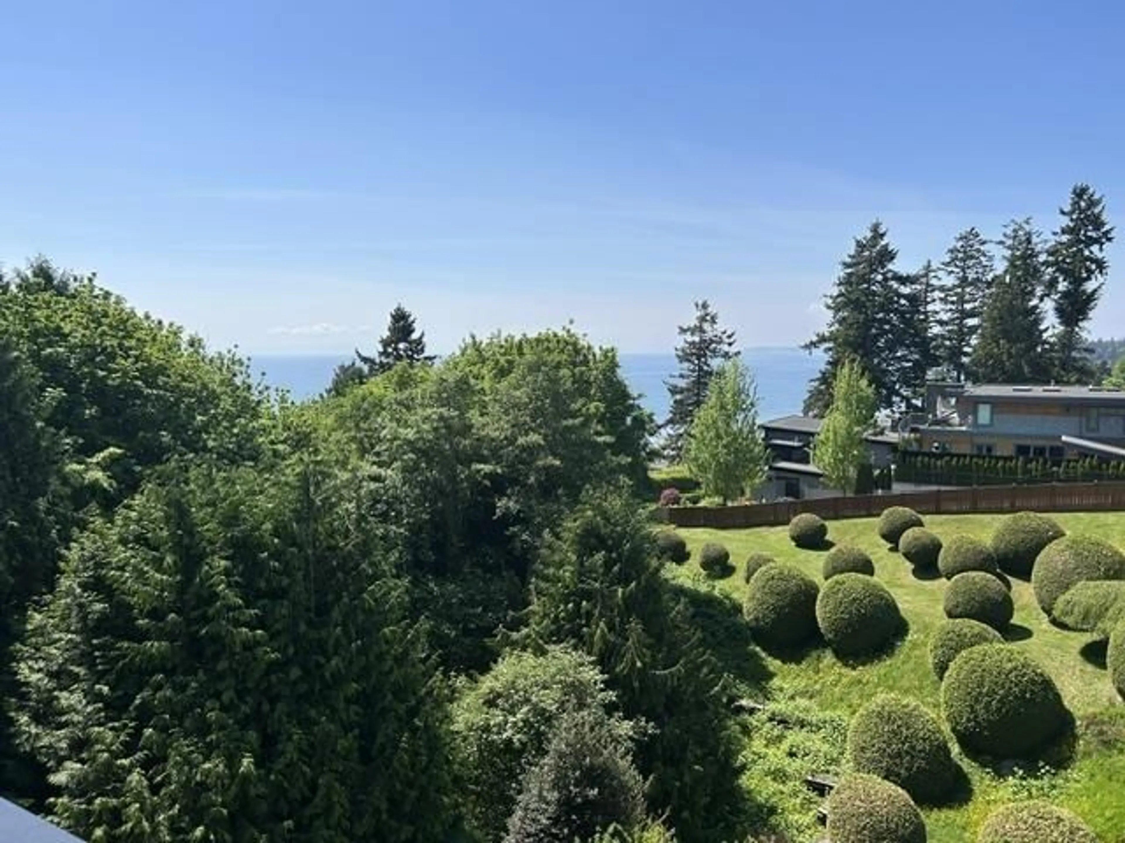 A pic from outside/outdoor area/front of a property/back of a property/a pic from drone, water/lake/river/ocean view for 401 - 1350 VIDAL STREET, White Rock British Columbia V4B5G6