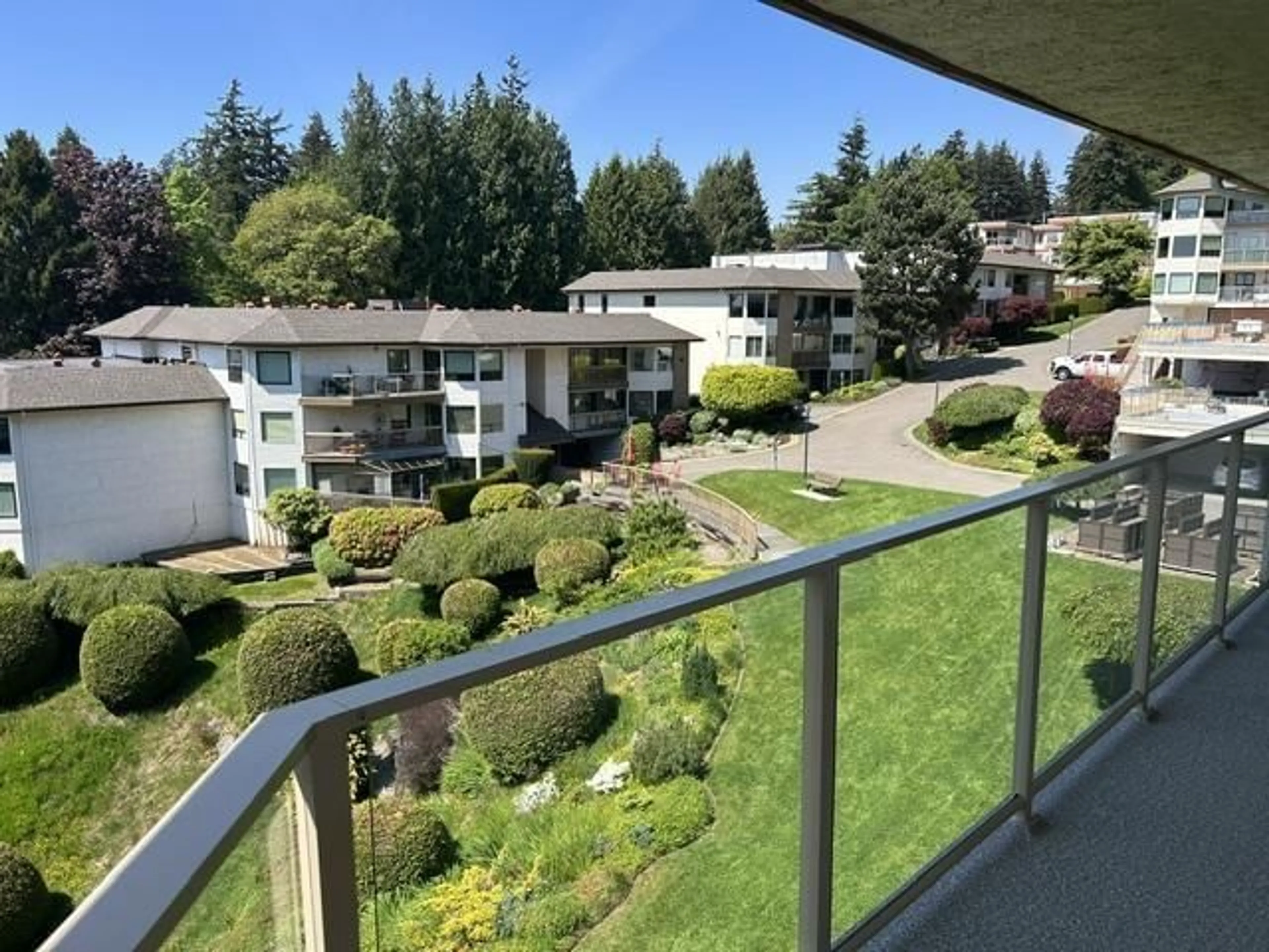 A pic from outside/outdoor area/front of a property/back of a property/a pic from drone, city buildings view from balcony for 401 - 1350 VIDAL STREET, White Rock British Columbia V4B5G6