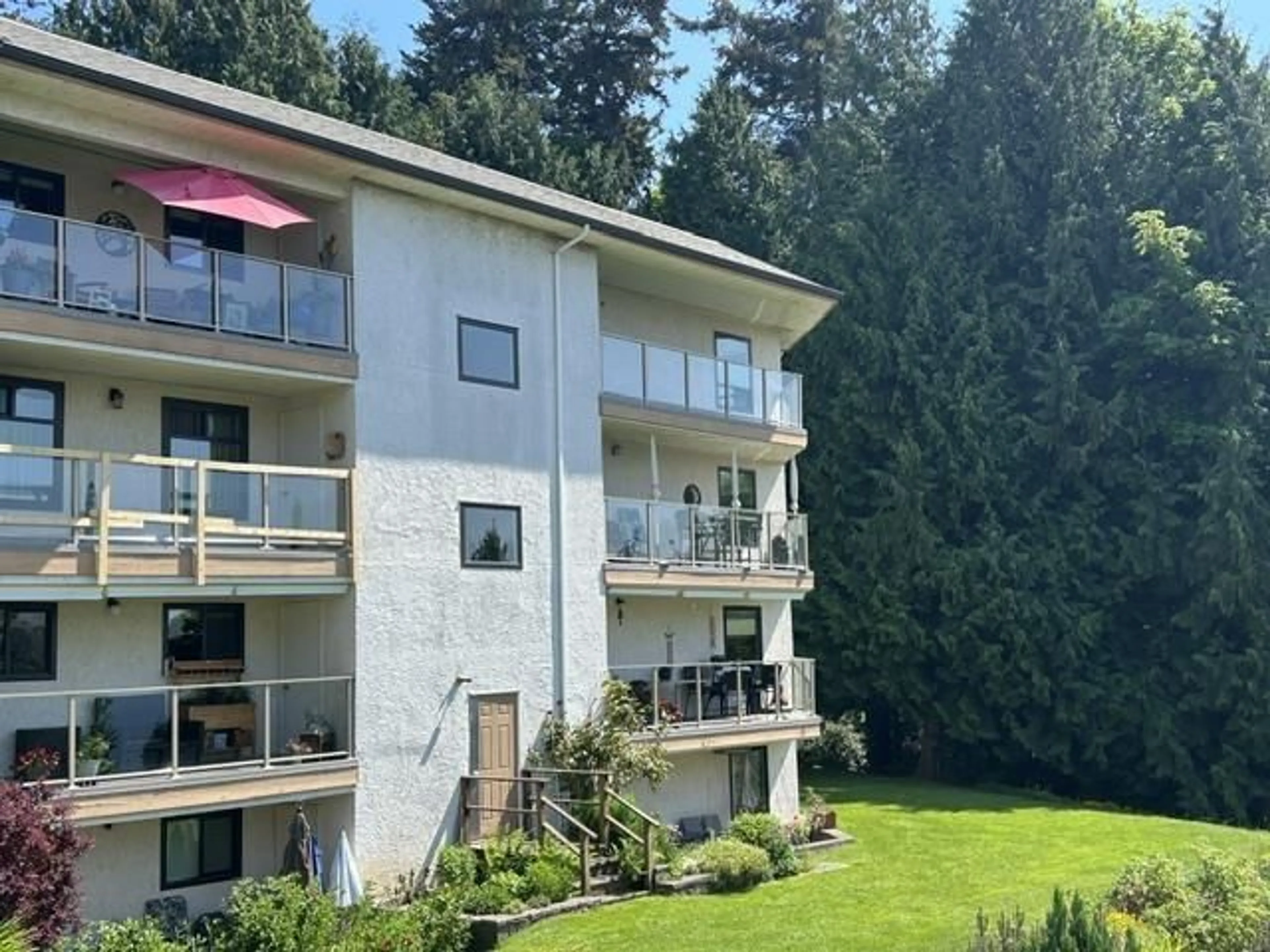 A pic from outside/outdoor area/front of a property/back of a property/a pic from drone, unknown for 401 - 1350 VIDAL STREET, White Rock British Columbia V4B5G6