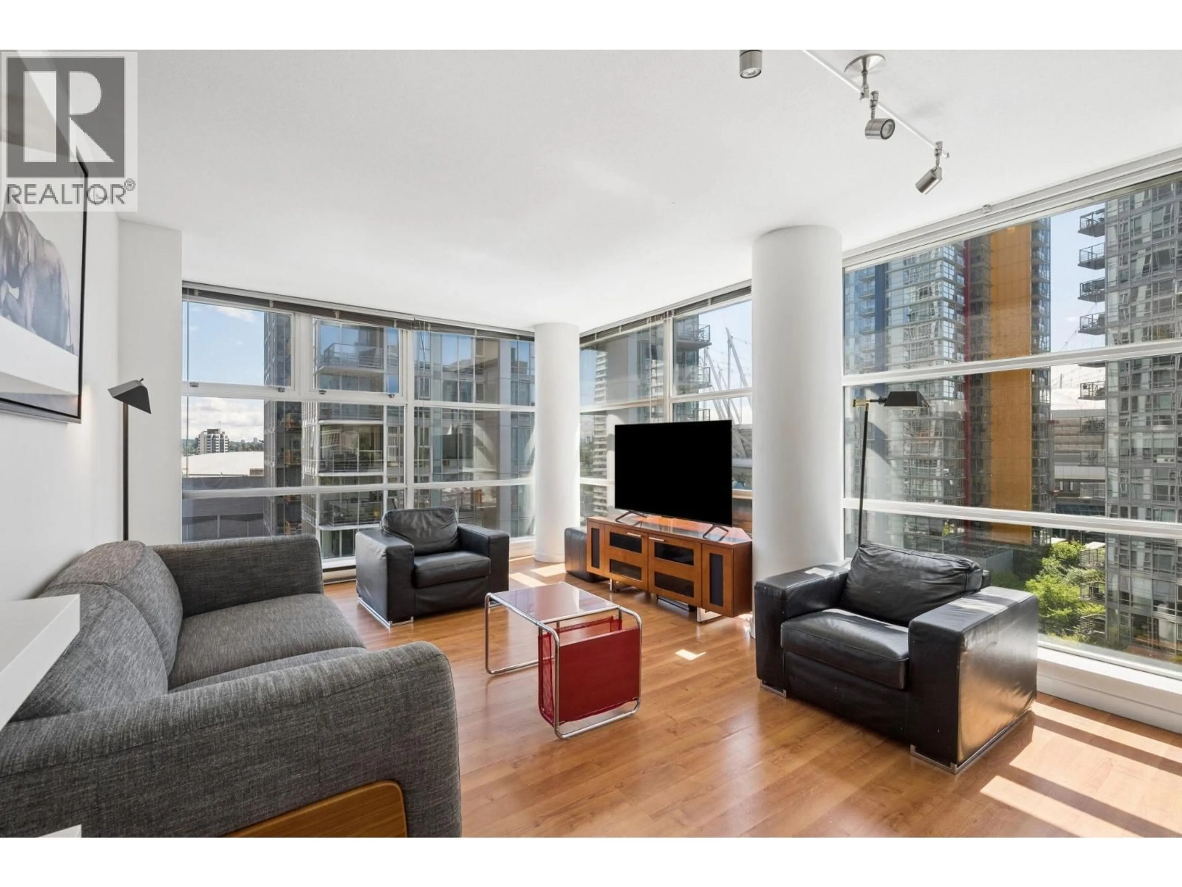 Living room with furniture, wood/laminate floor for 1001 - 602 CITADEL PARADE, Vancouver British Columbia V6B1X2