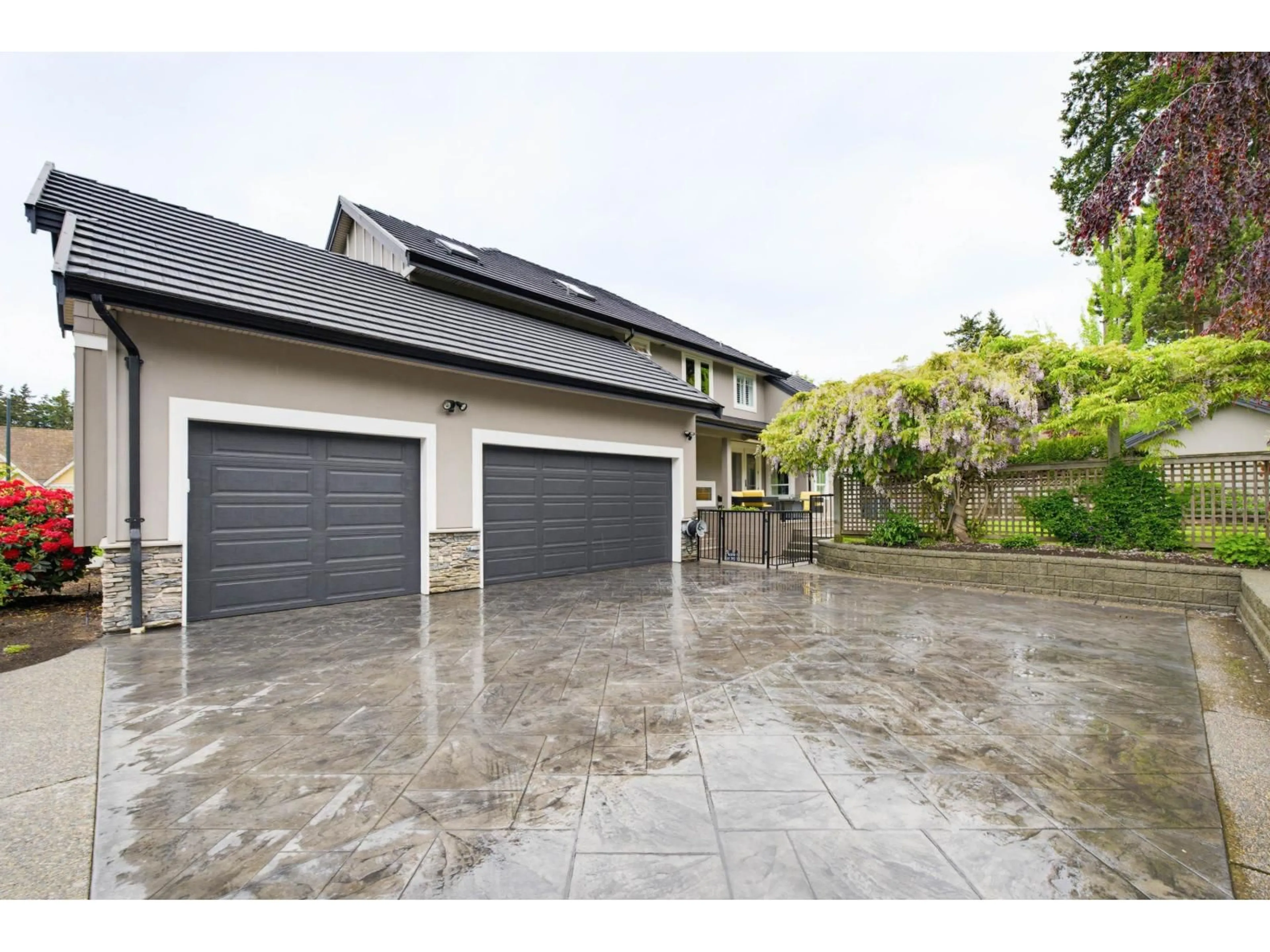 Indoor garage for 2276 CHANTRELL PARK DRIVE, Surrey British Columbia V4A9W8