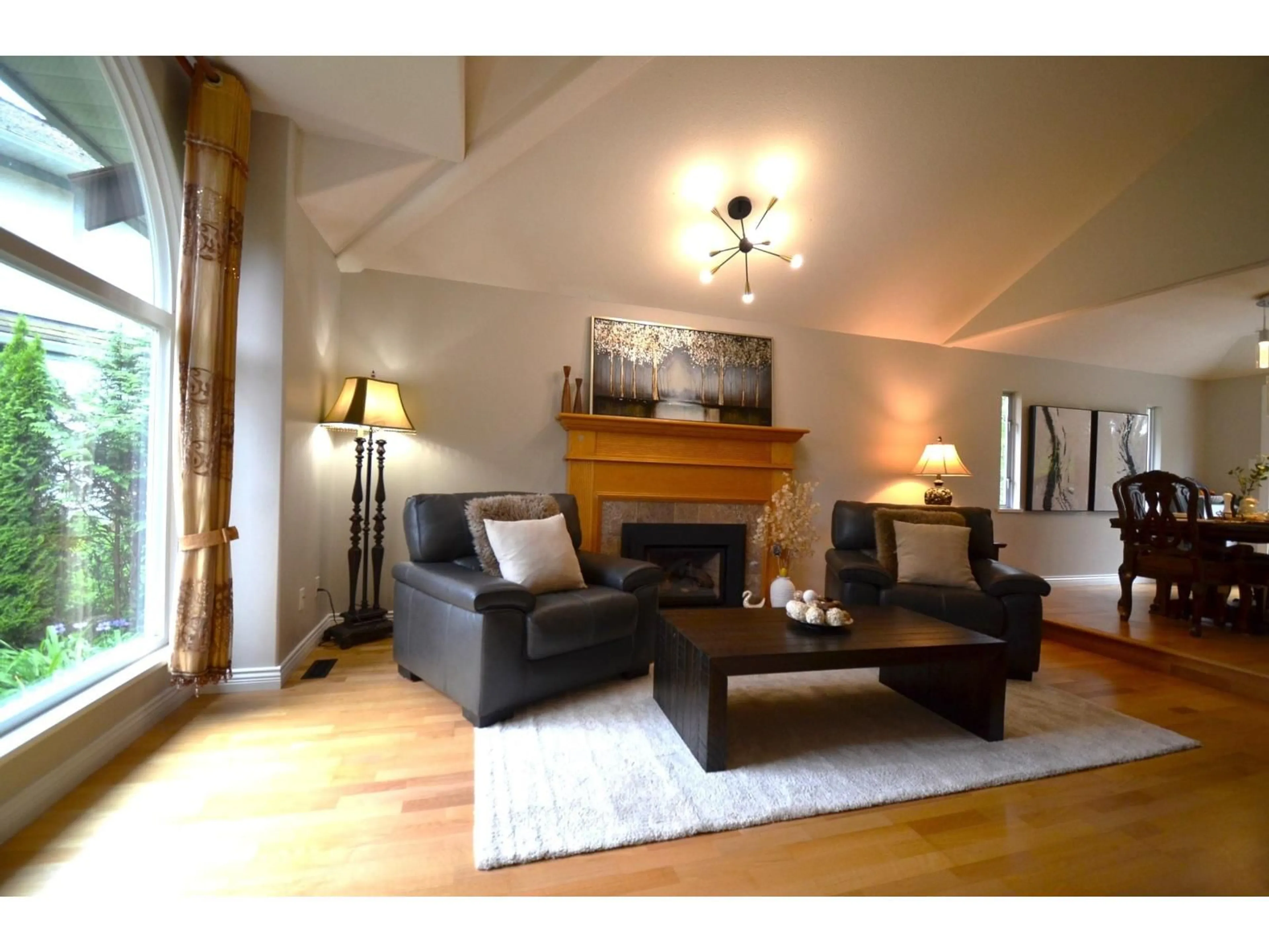 Living room with furniture, wood/laminate floor for 20530 96B AVENUE, Langley British Columbia V1M2H4